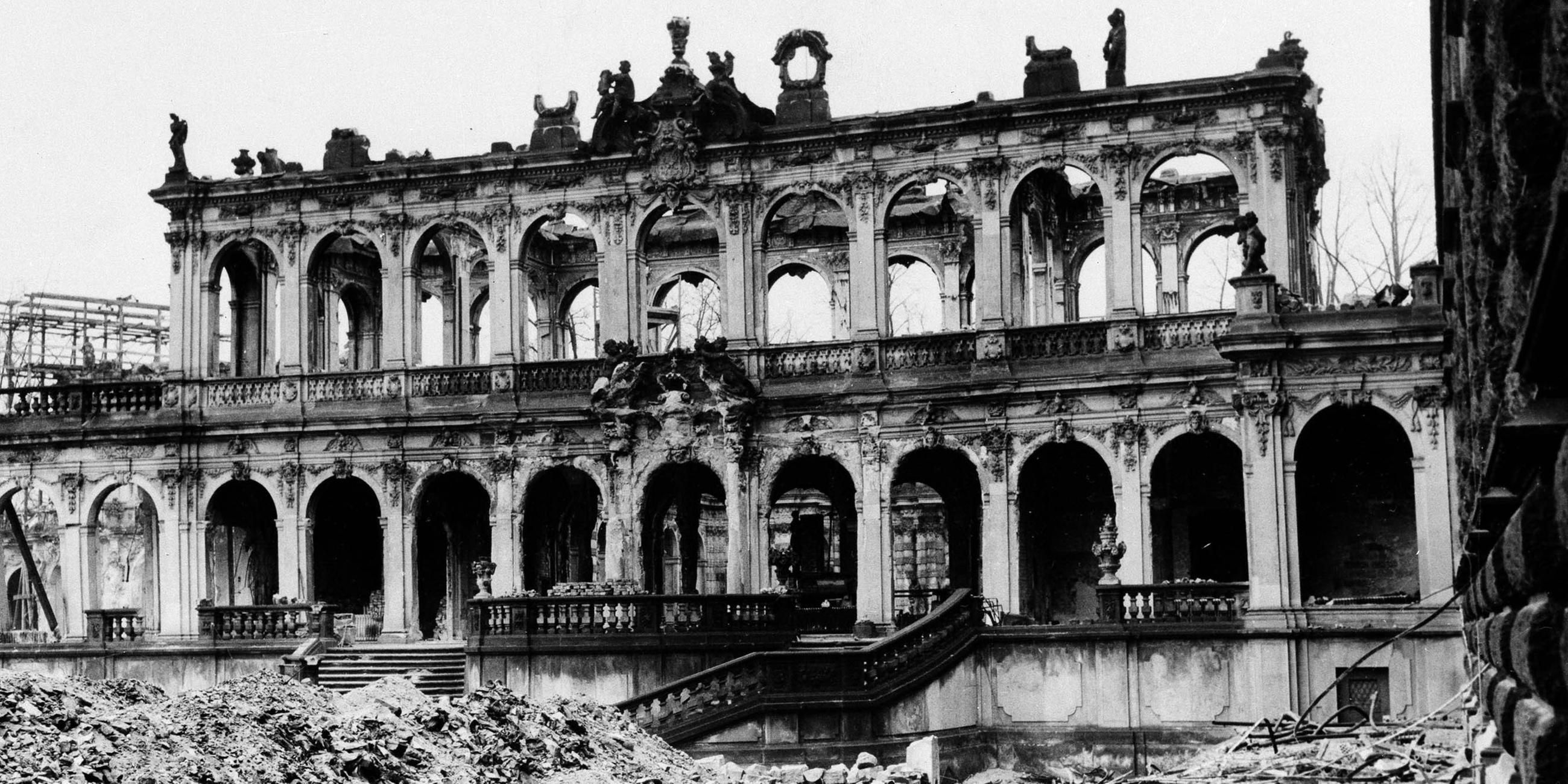 In vielen Trümmern liegt das dresdner Bauwerk Zwinger.