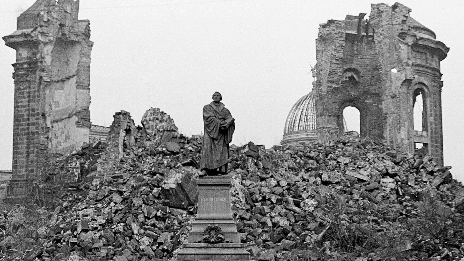 Hier seht ihr die alleinstehende Statue von Marin Luther vor der noch kaputten Frauenkirche.