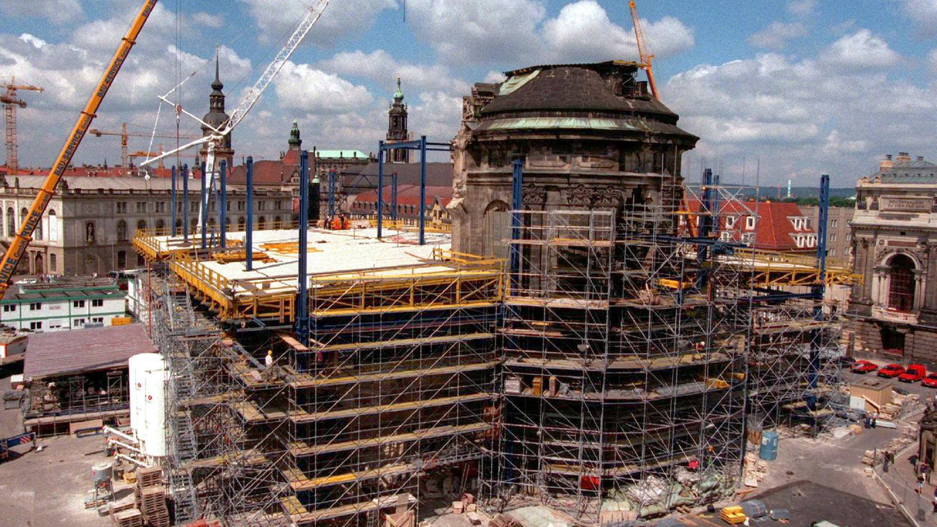Am 6. August 1997 wird das Wetterschutzdach der Frauenkirche in Dresden um 12,26 Meter angehoben, um den Wiederaufbau des 1945 zerstörten Gotteshauses voranzutreiben.
