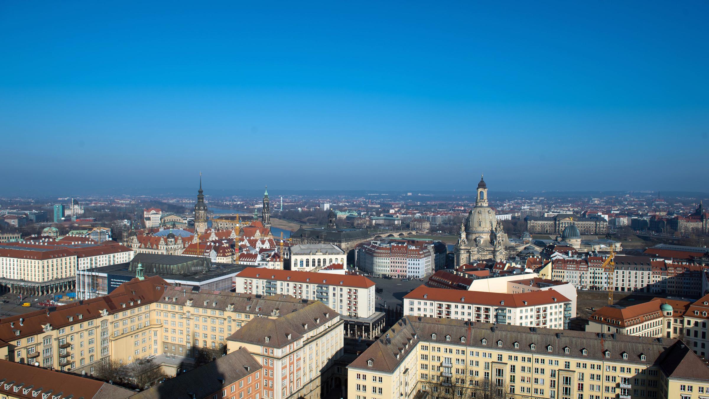 Blick auf die Stadt Dresden in Sachsen mit der Frauenkirche im Mittelpunkt.