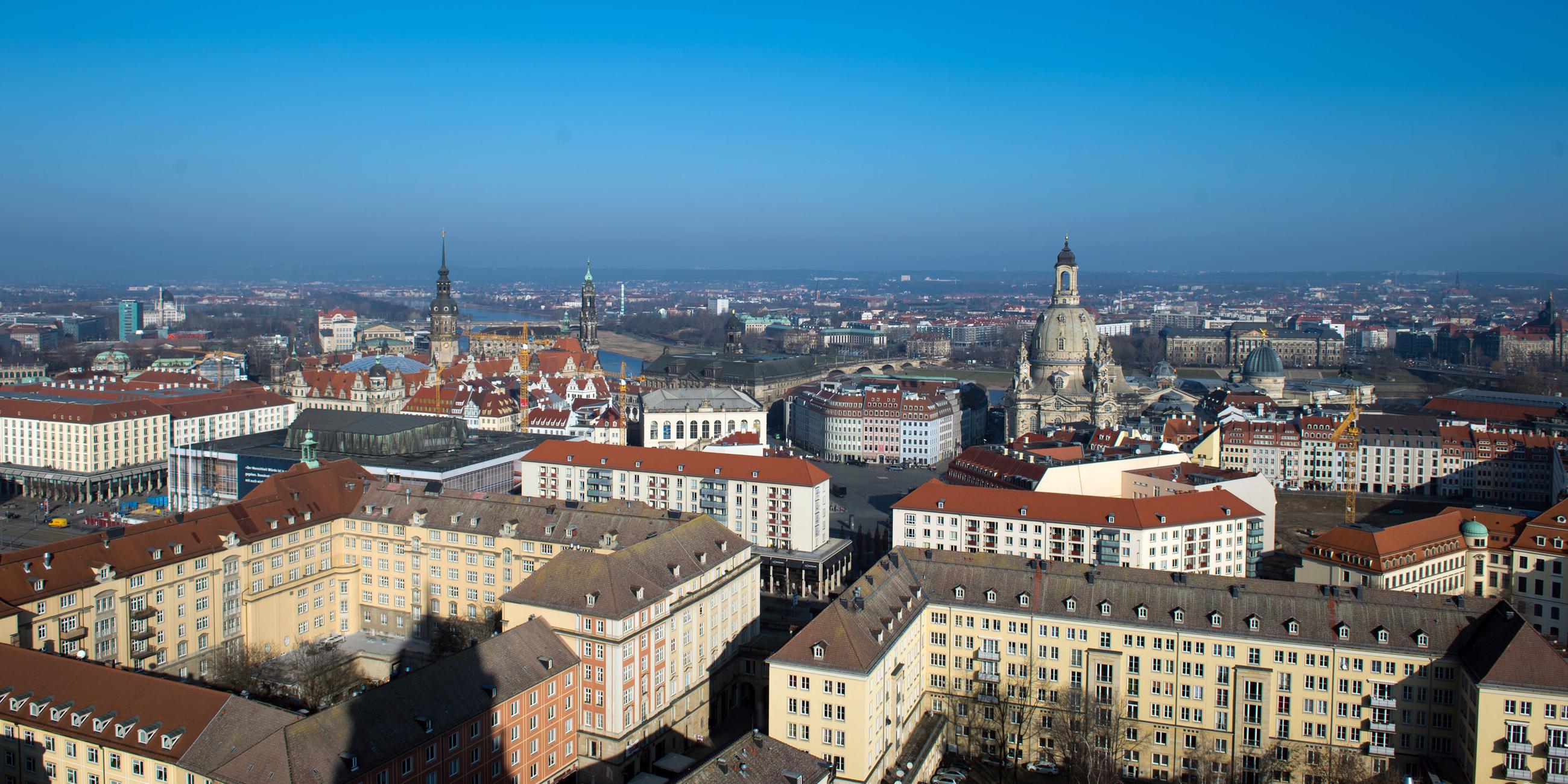 Blick auf die Stadt Dresden in Sachsen mit der Frauenkirche im Mittelpunkt.