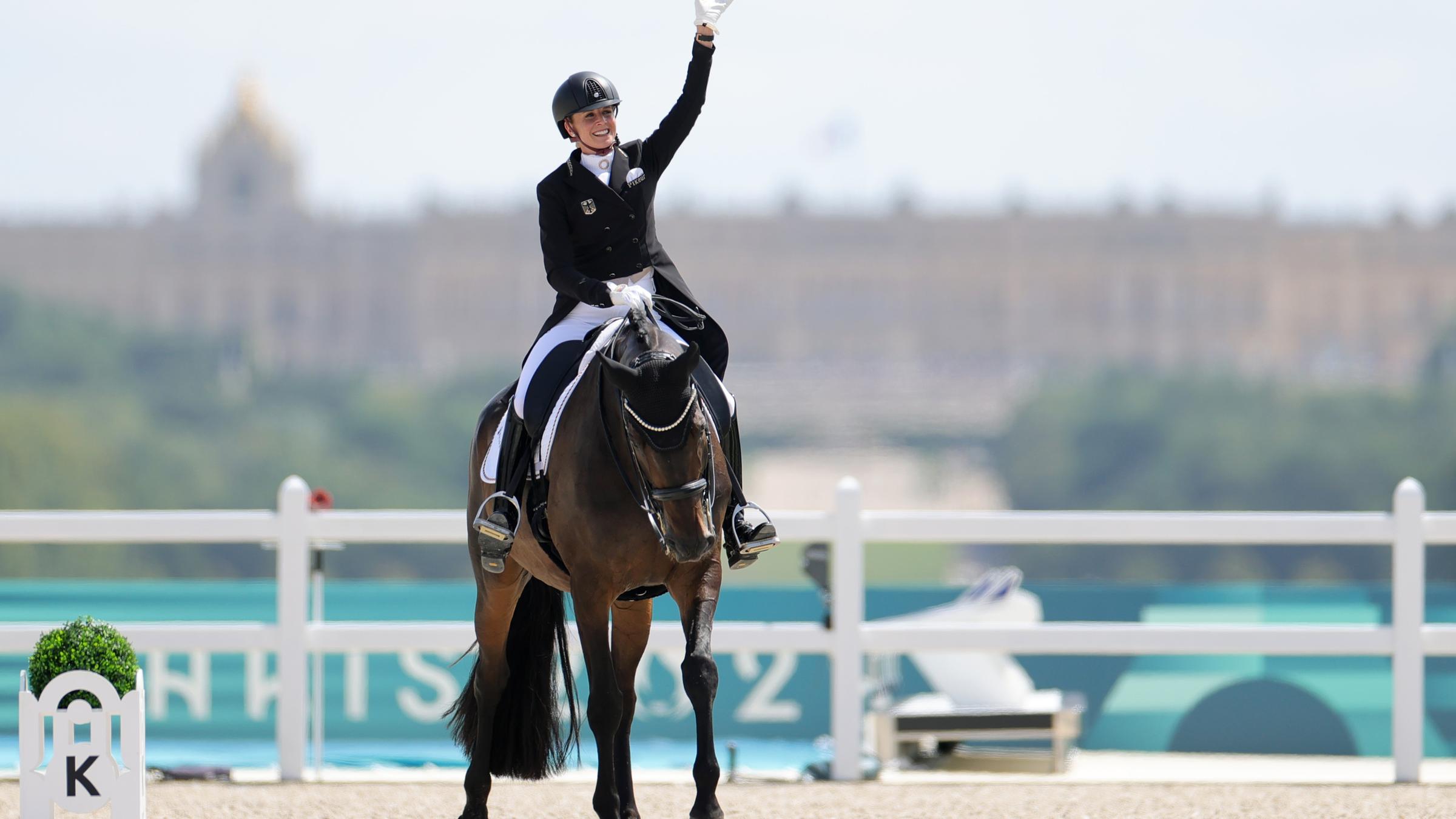 Deutschlands Jessica Bredow Werndl reitet auf ihrem Pferd Dalera beim Dressurfinale.