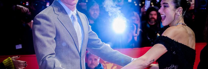 Dua Lipa und ihr Verlobter Callum Turner auf dem roten Teppich der Berlinale. 