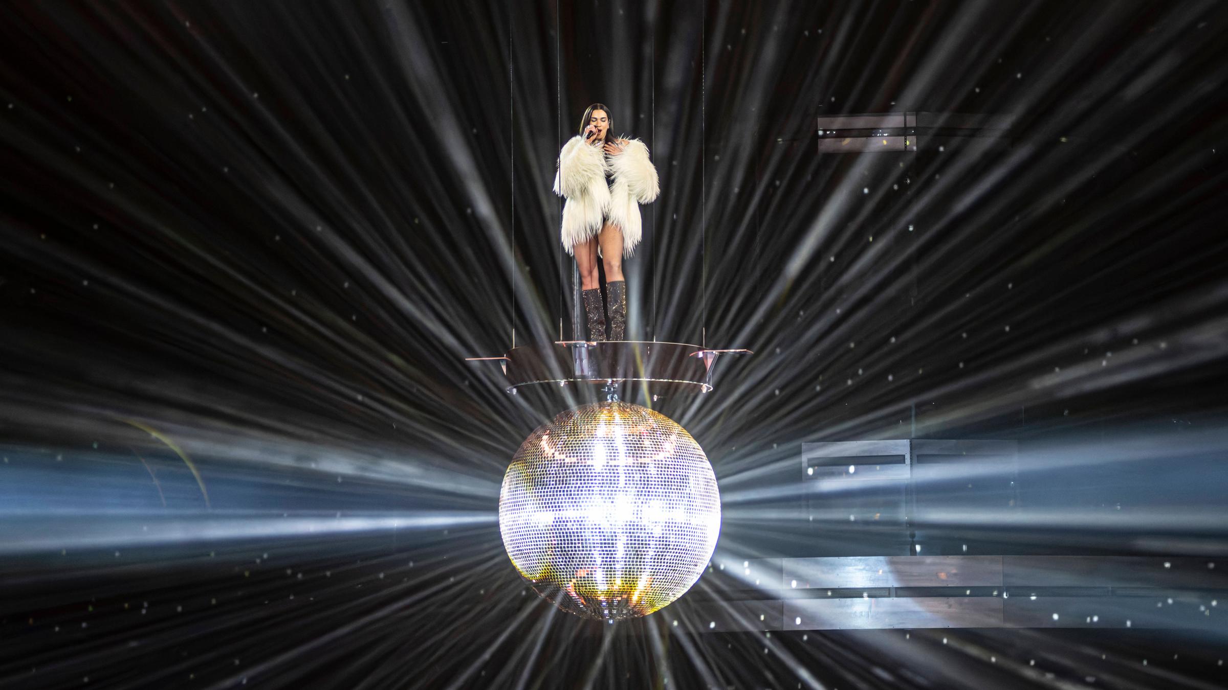 Sängerin Dua Lipa perfomt auf den Brit Awards 2026 – auf einer riesigen Diskokugel in Manchester, England.