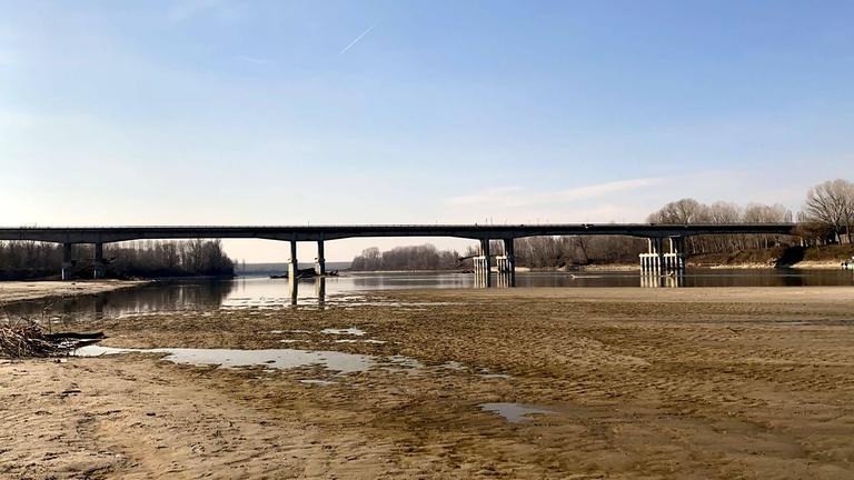Der Fluss Po ist fast völlig ausgetrocknet im Februar 2023.