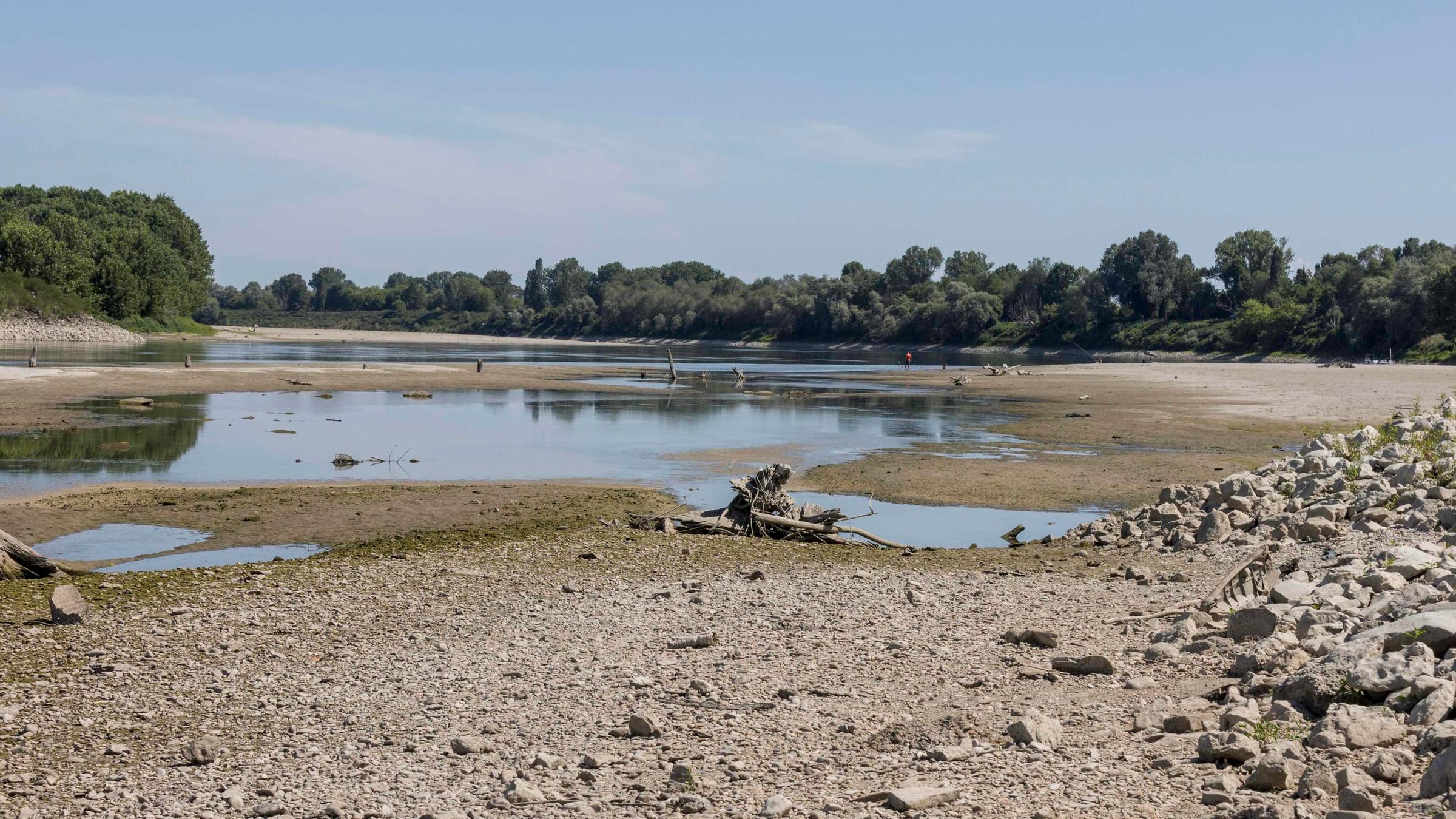 Das Foto zeigt den fast ausgetrockneten Fluss Po im Norden Italiens im Februar 2023. 