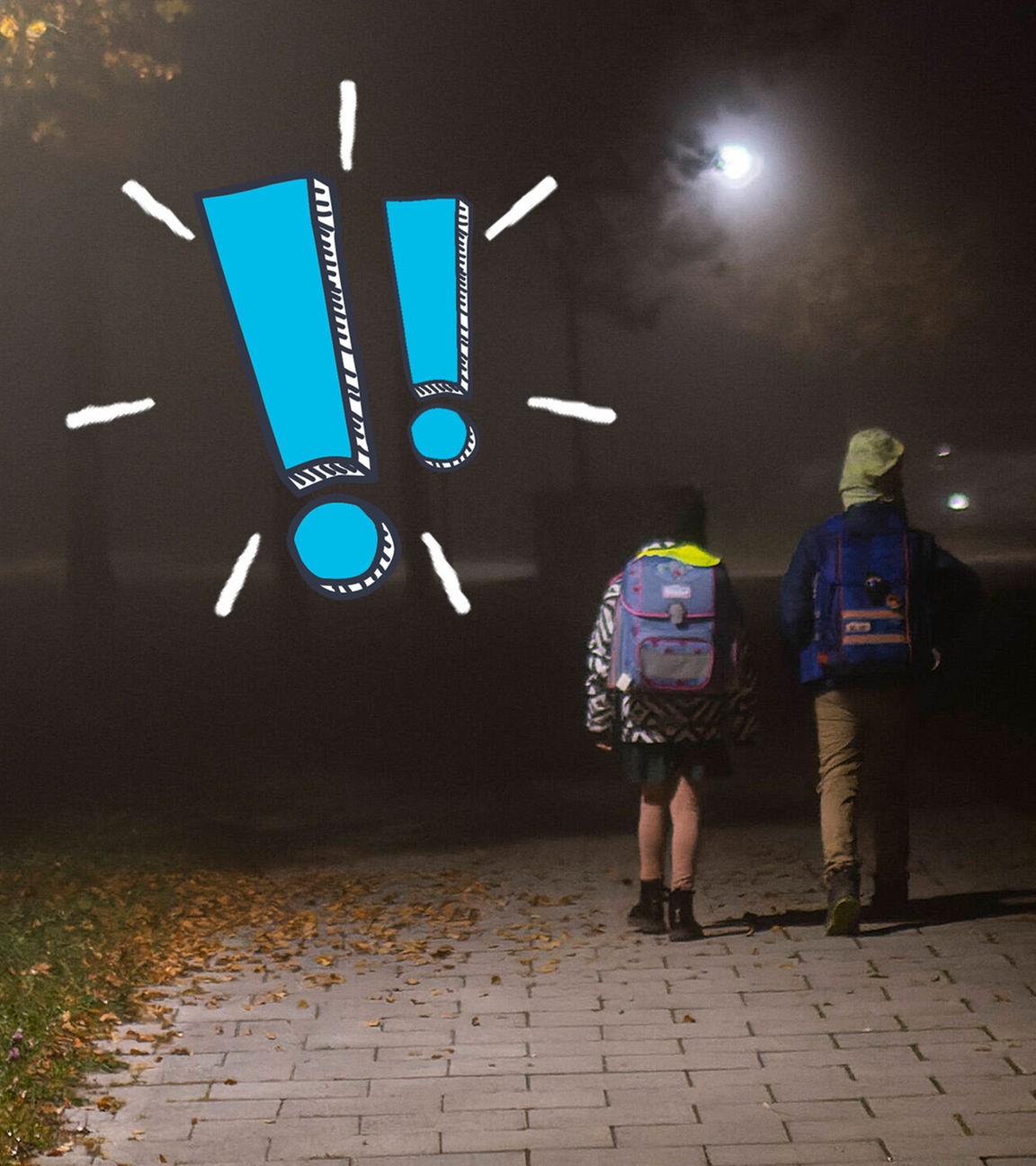 Zwei Schulkinder laufen nebeneinander im Dunkeln zur Schule, daneben zwei blaue Ausrufezeichen.