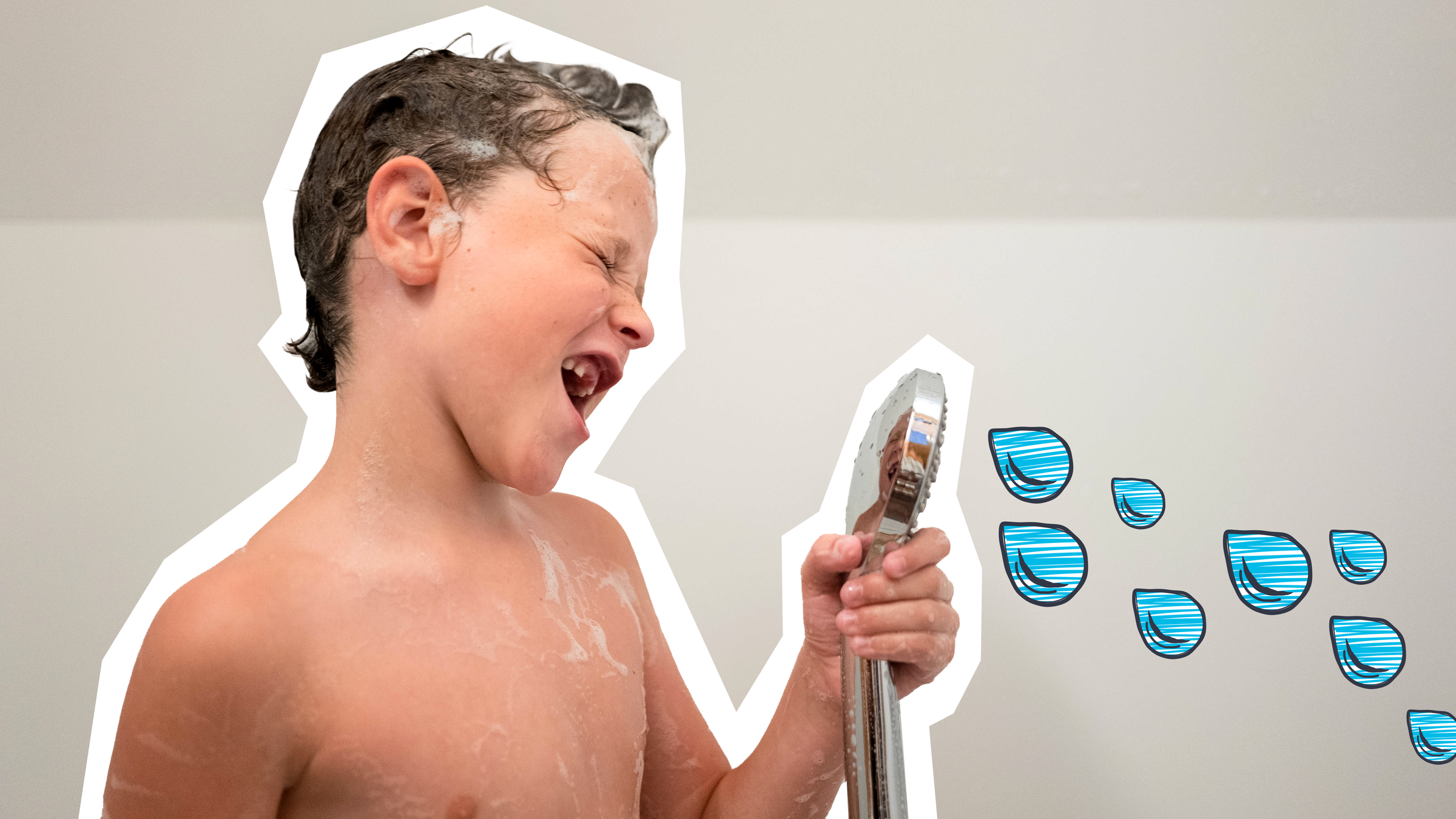 Junge, der Duschkopf in der Hand hält und dabei singt. 