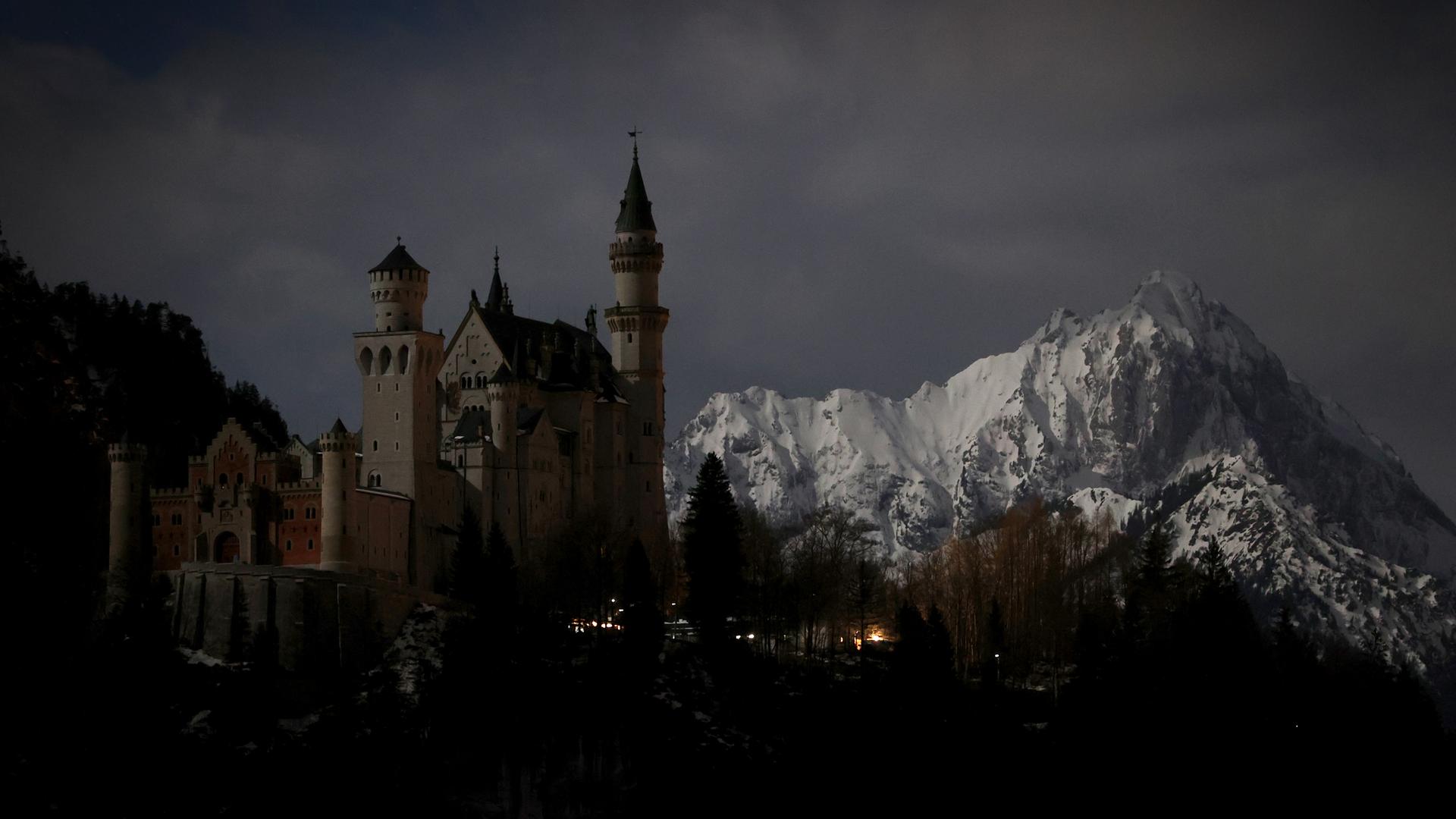 Nur vom Mondlicht erhellt, steht das Schloss Neuschwanstein im Königswinkel zur "Earth Hour". 