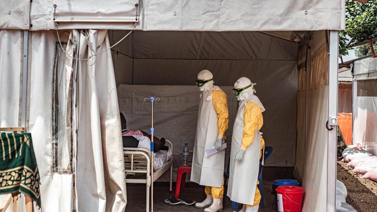 Demokratische Republik Kongo, Bunia: Mitarbeiter der Hilfsorganisation Ärzte ohne Grenzen (MSF) arbeiten in der Provinz Ituri im Einsatz gegen die Ebola-Epidemie.