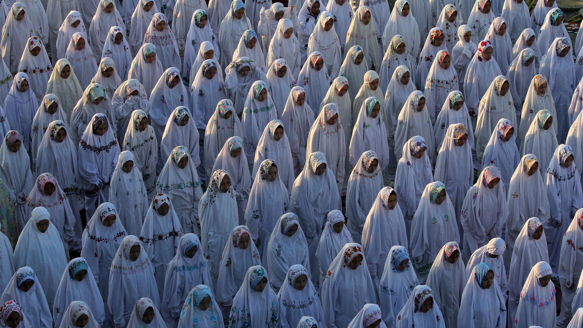 Muslime beten zum Opferfest Eid al-Adha. 