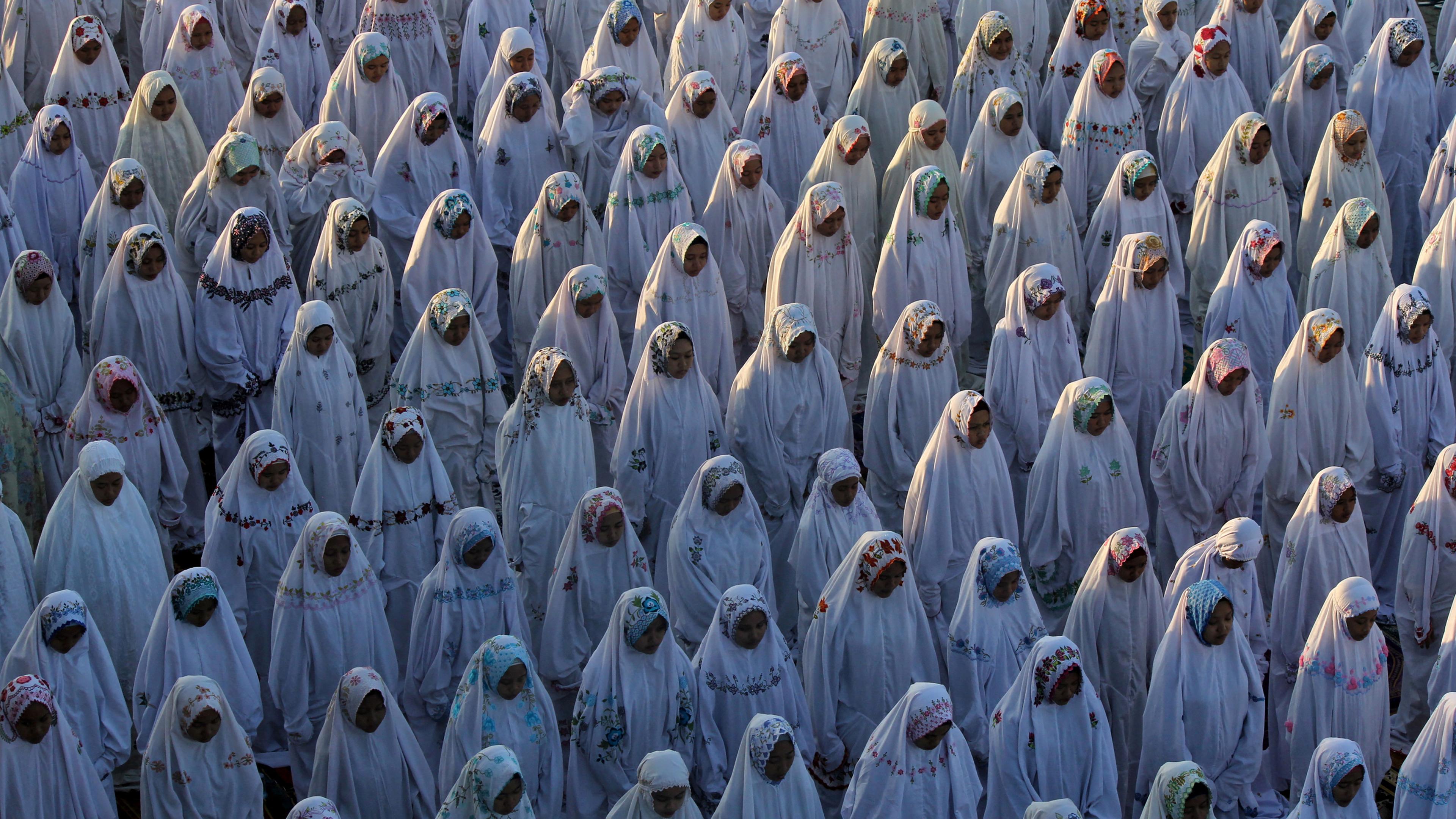 Muslime beten zum Opferfest Eid al-Adha. 