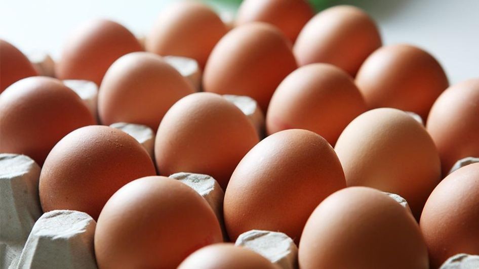 Eine Palette brauner Hühnereier