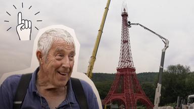 Opa links im BIld, darüber Hand, die auf Eiffelturm-Nachbau zeigt