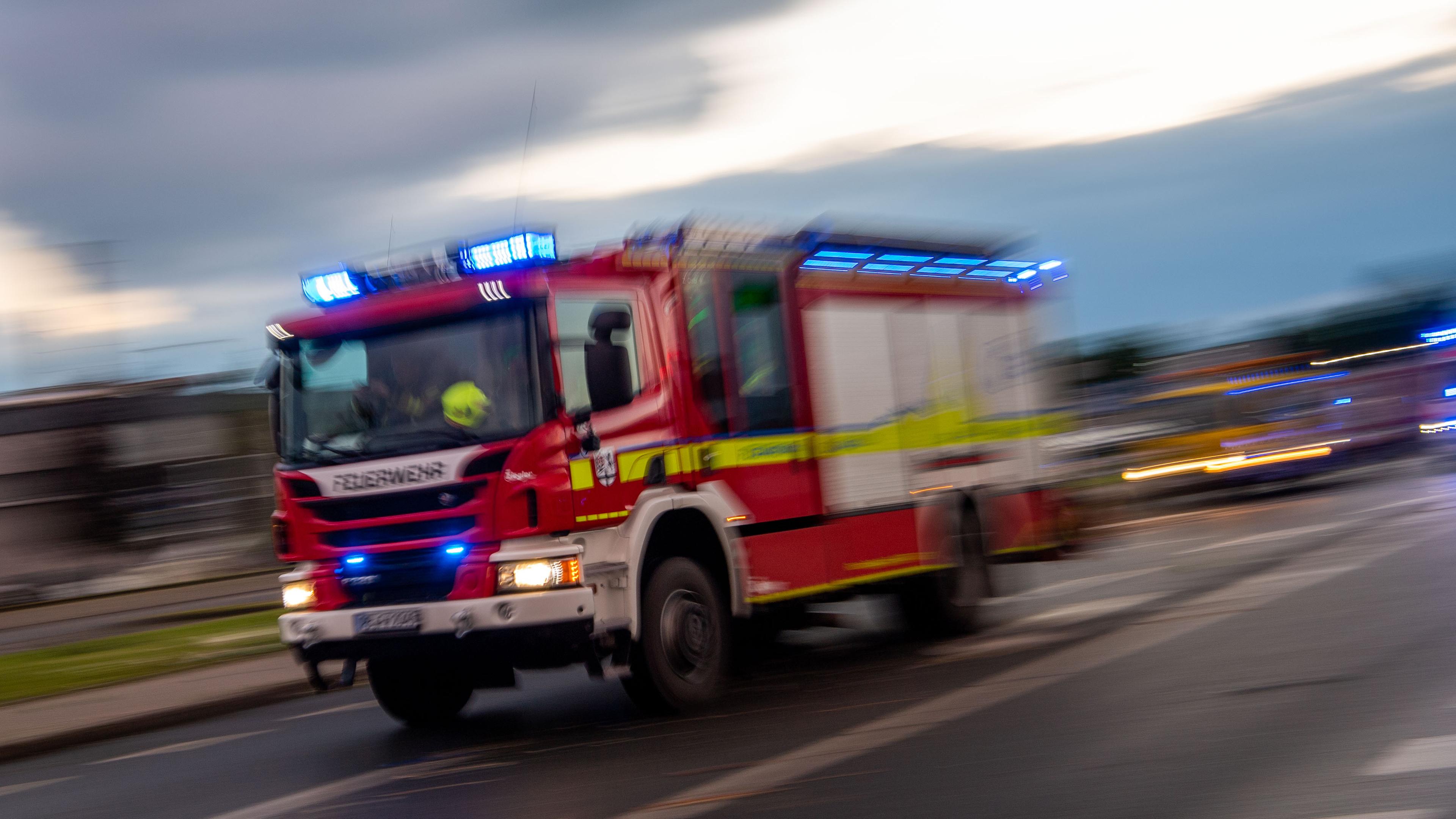 Ein Feuerwehrauto auf dem Weg zum Einsatz, Padaborn 20.05.2022