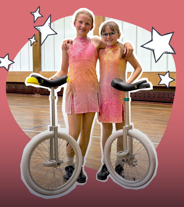 Jule und Isa stehen vor ihren Einrädern. Die Collage hat einen roten Hintergrund und zeigt Doodle-Sternchen.