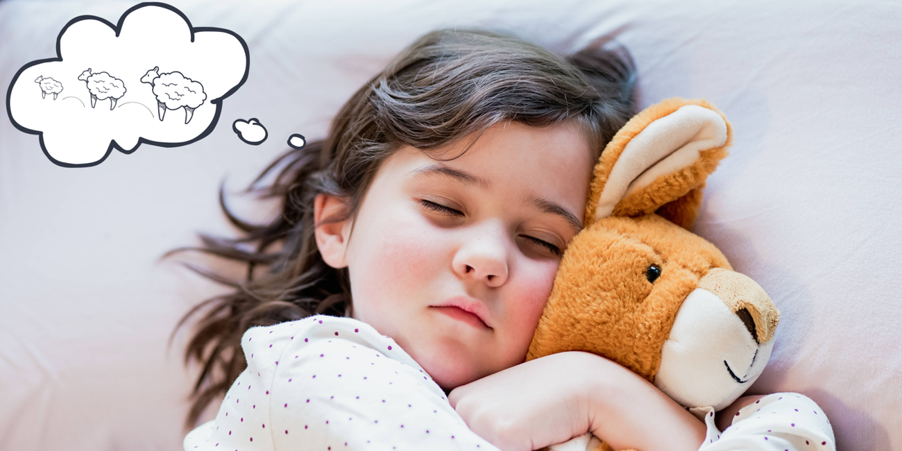 Schlafendes Kind mit Kuscheltier - Gedankenblase mit Schäfchen