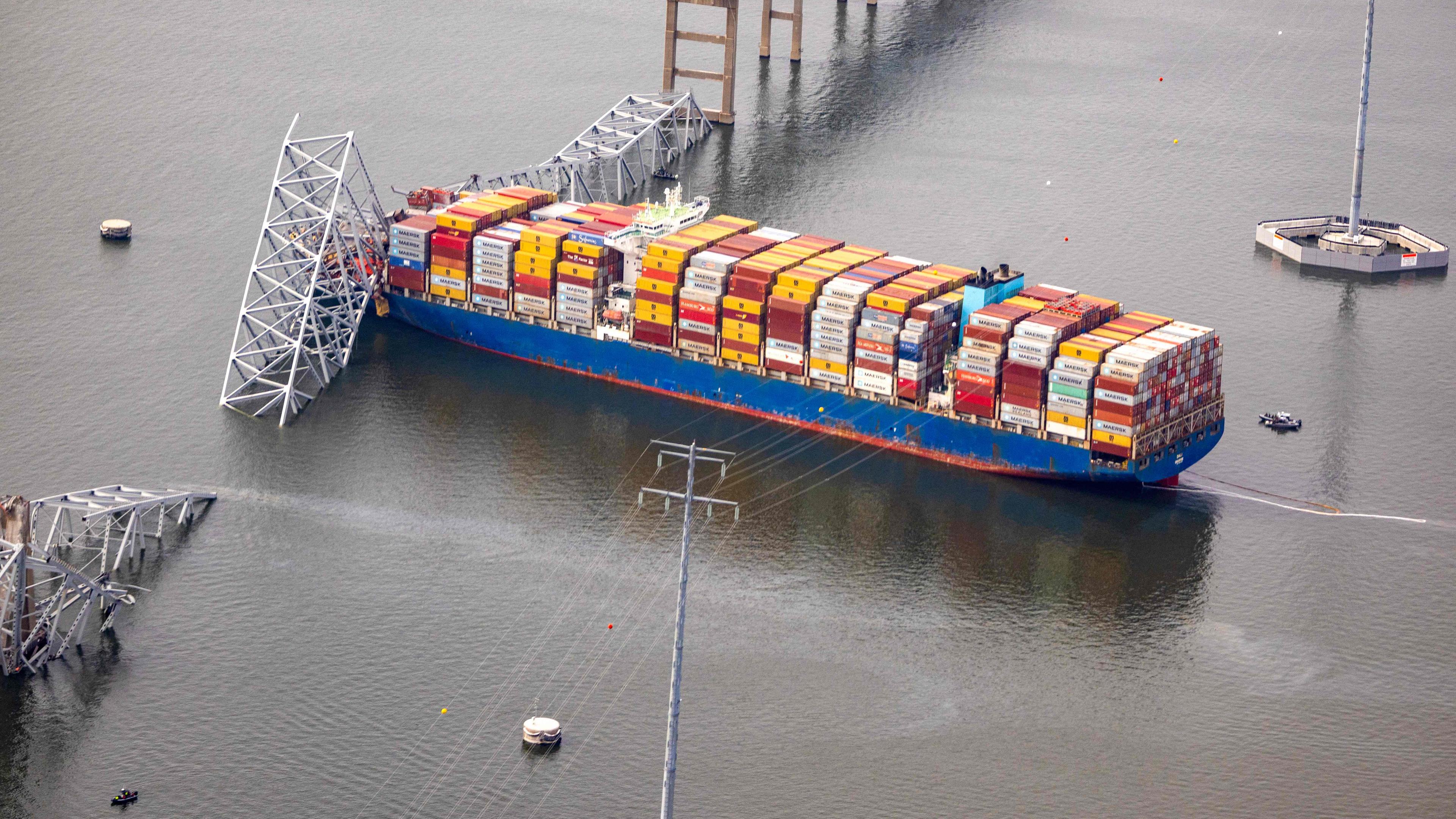 Videos zeigen, dass es ab da sehr schnell ging: Erst fällt der Teil über dem Frachter ins Wasser, dann der Rest der mehr als zwei Kilometer langen Francis Scott Key Bridge. Bei dem Unglück …