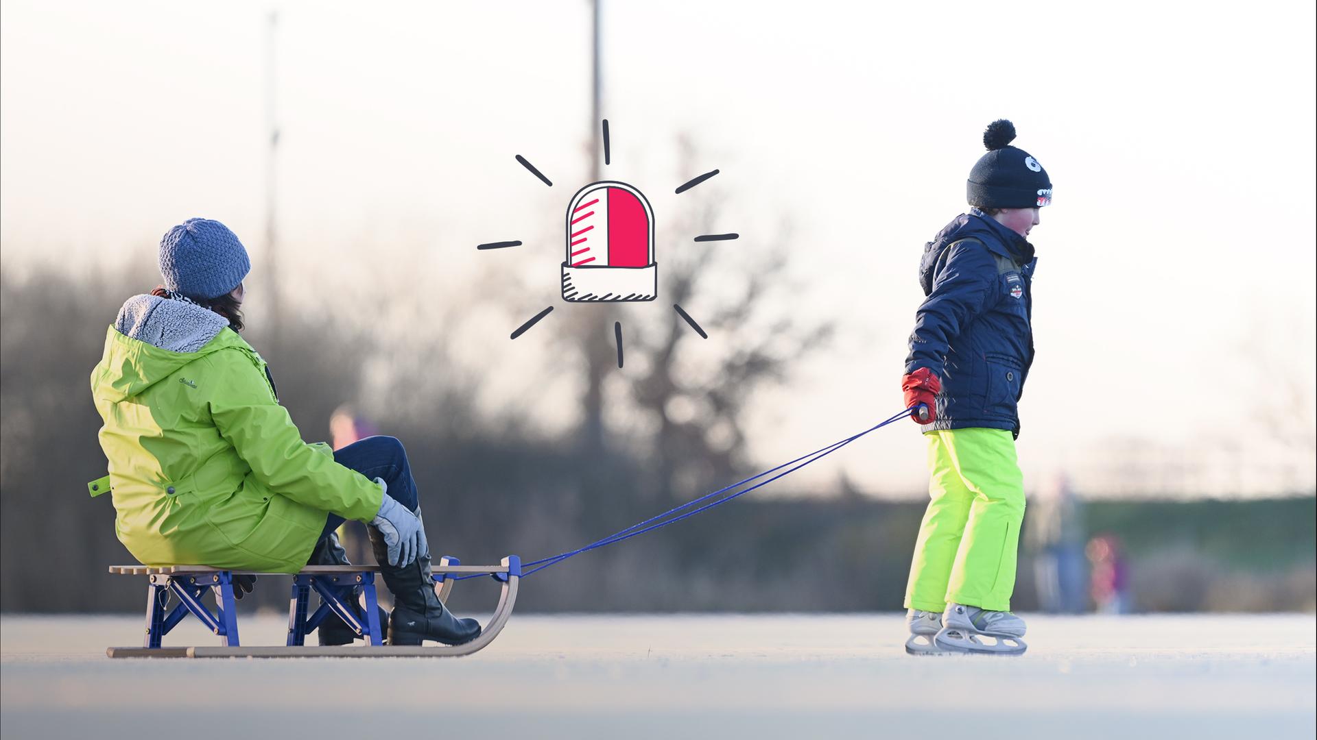 Junge zieht auf einer Eisfläche seine Mutter auf dem Schlitten