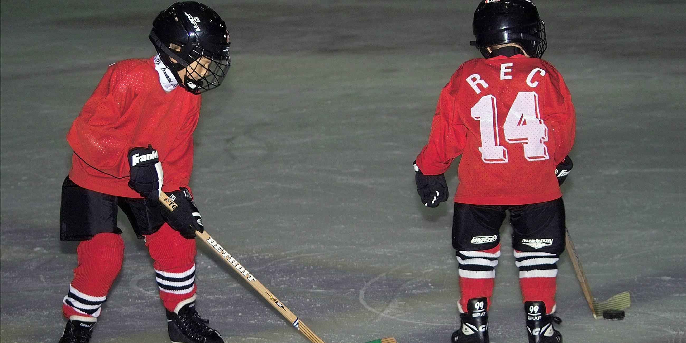 Kinder spielen Eishockey