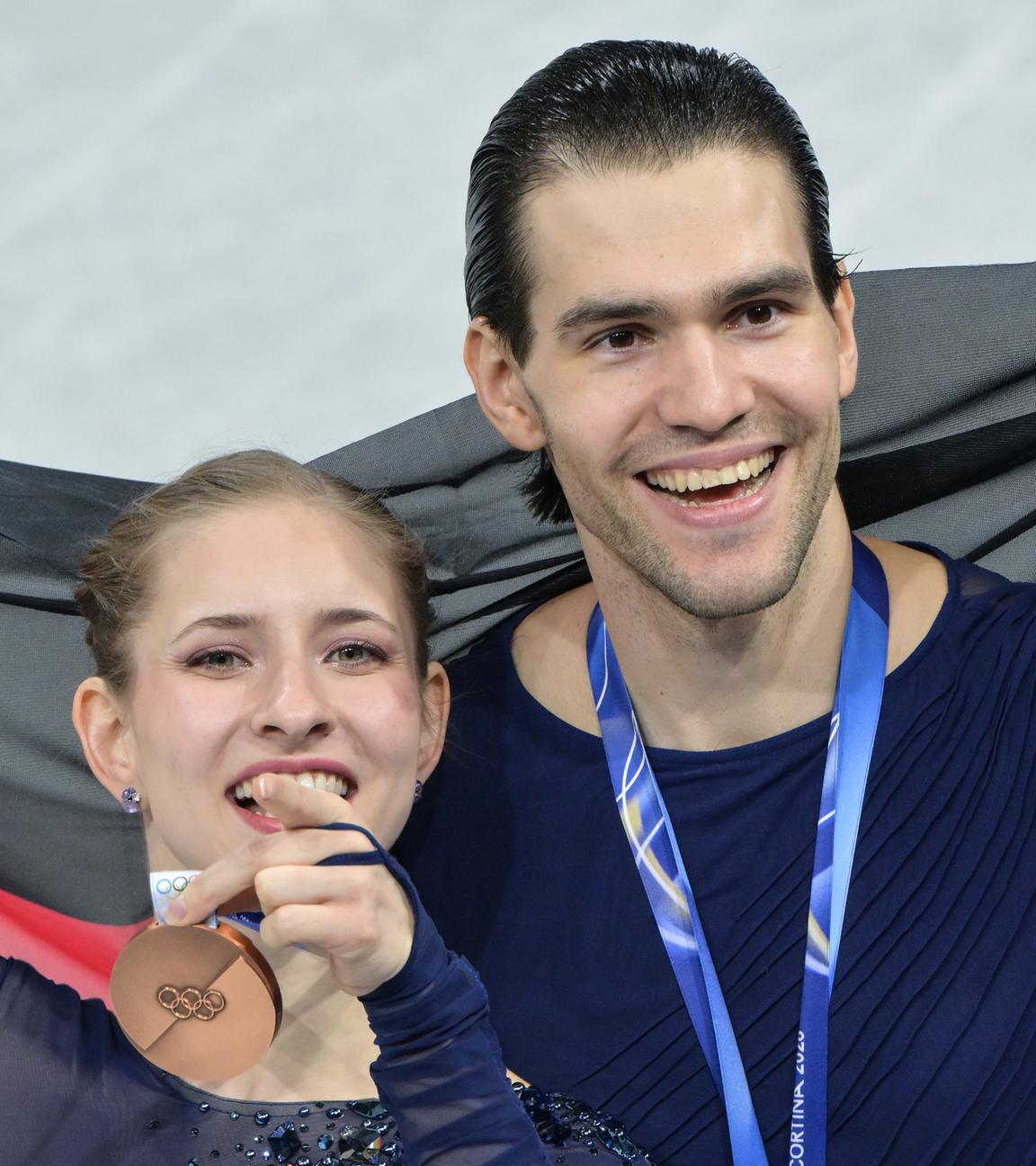 Minerva Hase und Nikita Volodin freuen sich über die Bronze Medaille