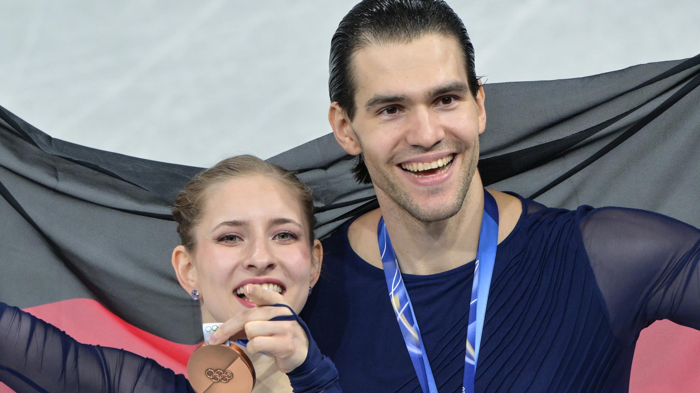 Minerva Hase und Nikita Volodin freuen sich über die Bronze Medaille