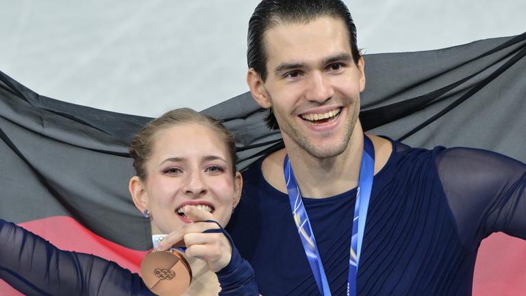 Minerva Hase und Nikita Volodin freuen sich über die Bronze Medaille
