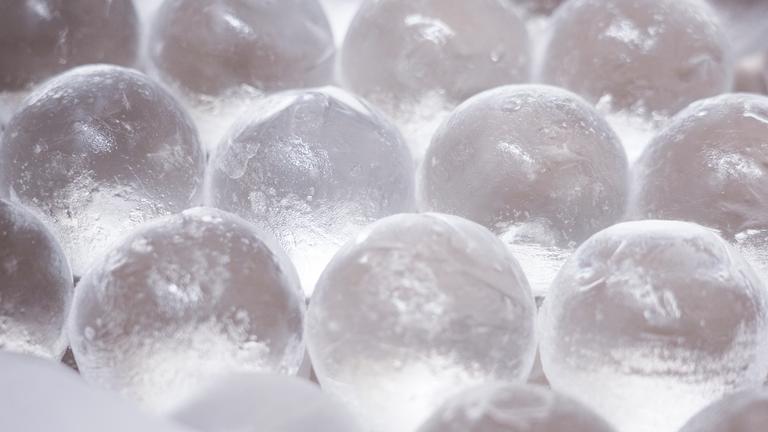 Eiswürfelproduktion bei Iceman läuft auf Hochtouren während der Hitzewelle in Berlin.