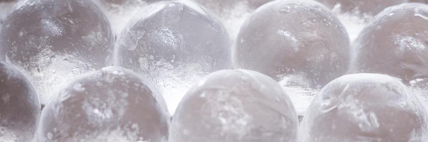 Eiswürfelproduktion bei Iceman läuft auf Hochtouren während der Hitzewelle in Berlin.