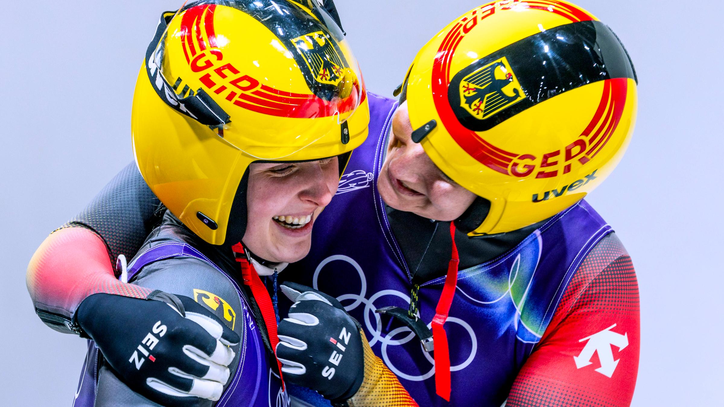 Dajana Eitberger und Magdalena Matschina freuen sich über Silber bei Olympia