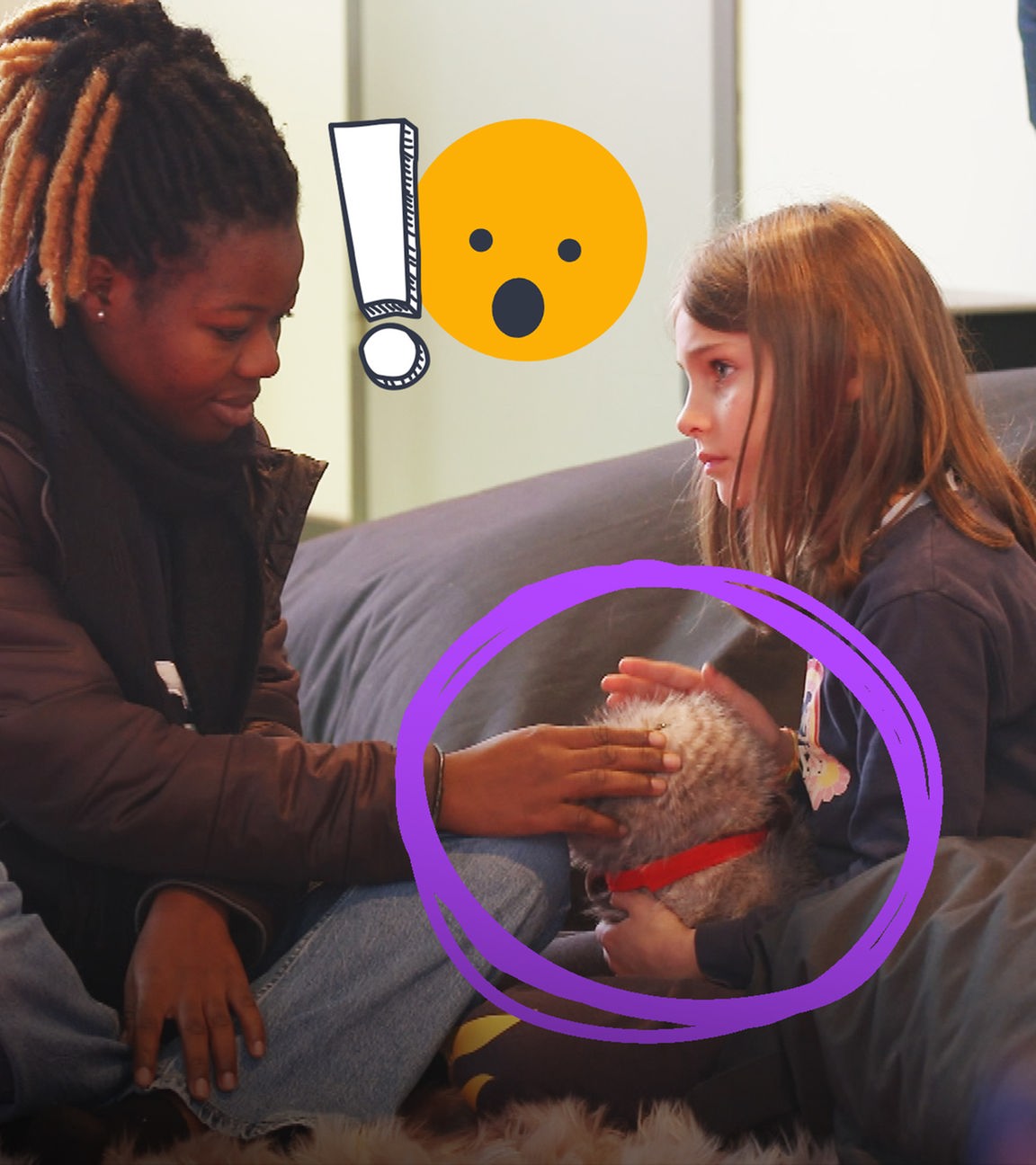 Ein Kind, das ein elektronisches Meerschweinchen streichelt.