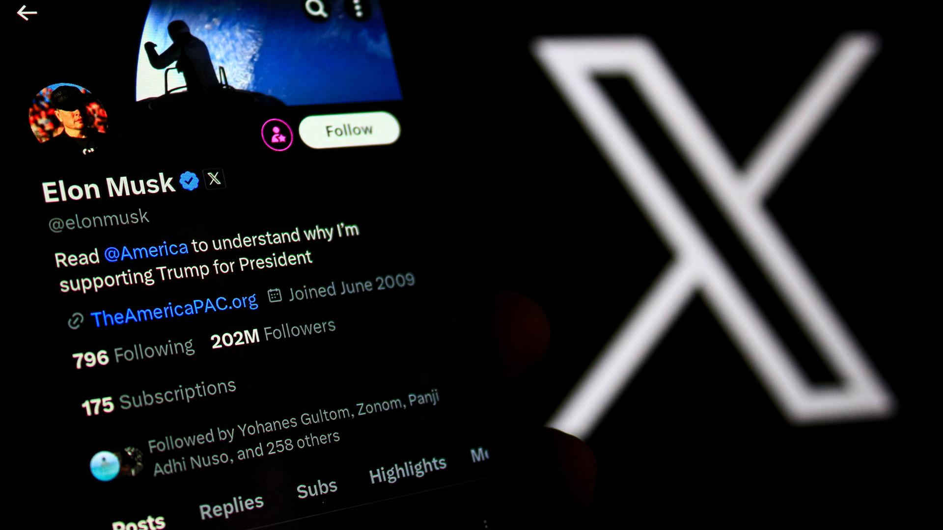 Symbolbild: X-Kontoprofil von Elon Musk auf einem Smartphone mit einem X-Logo im Hintergrund