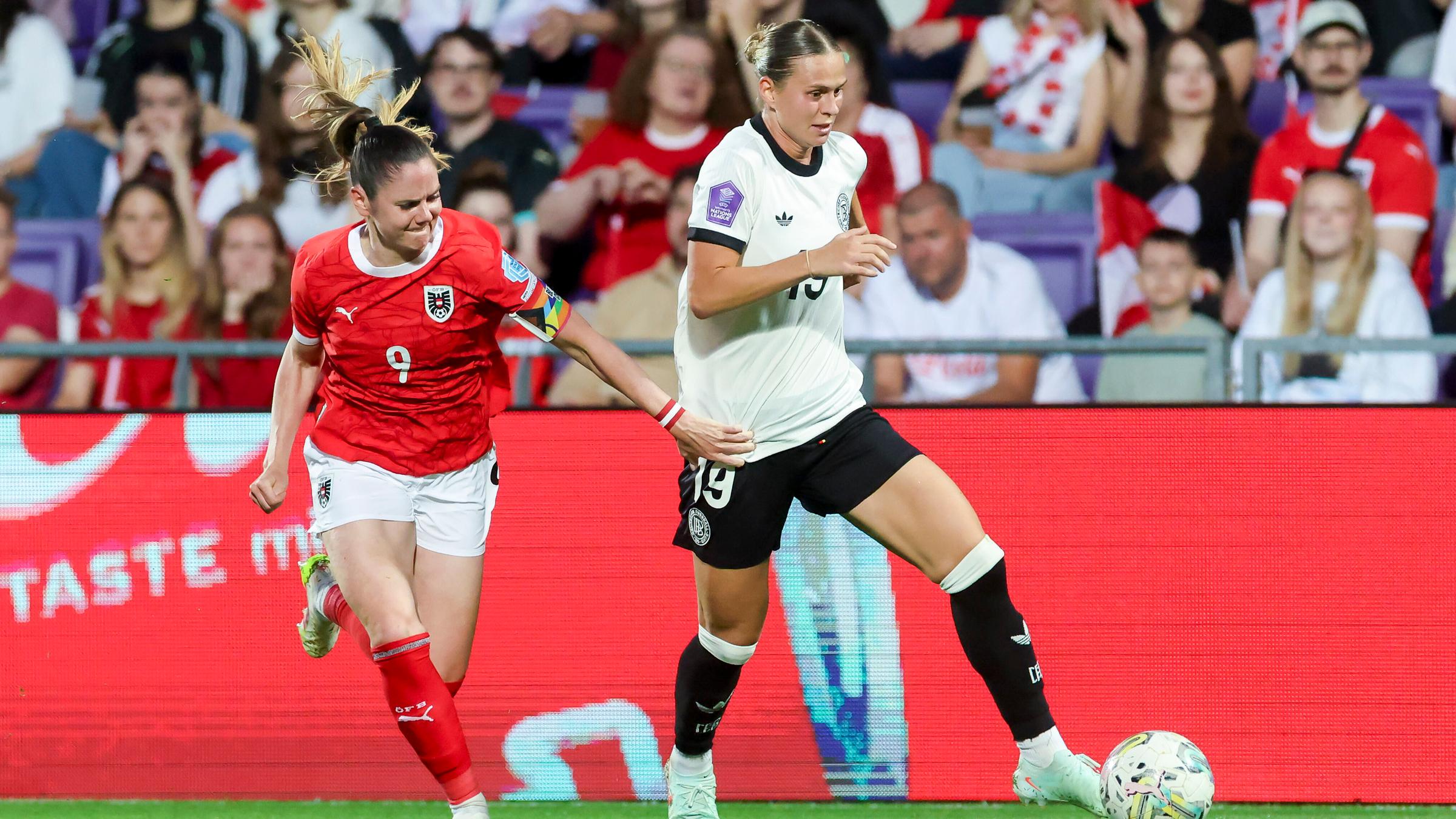 Sarah Zadrazil und Klara Bühl kämpfen um den Ball