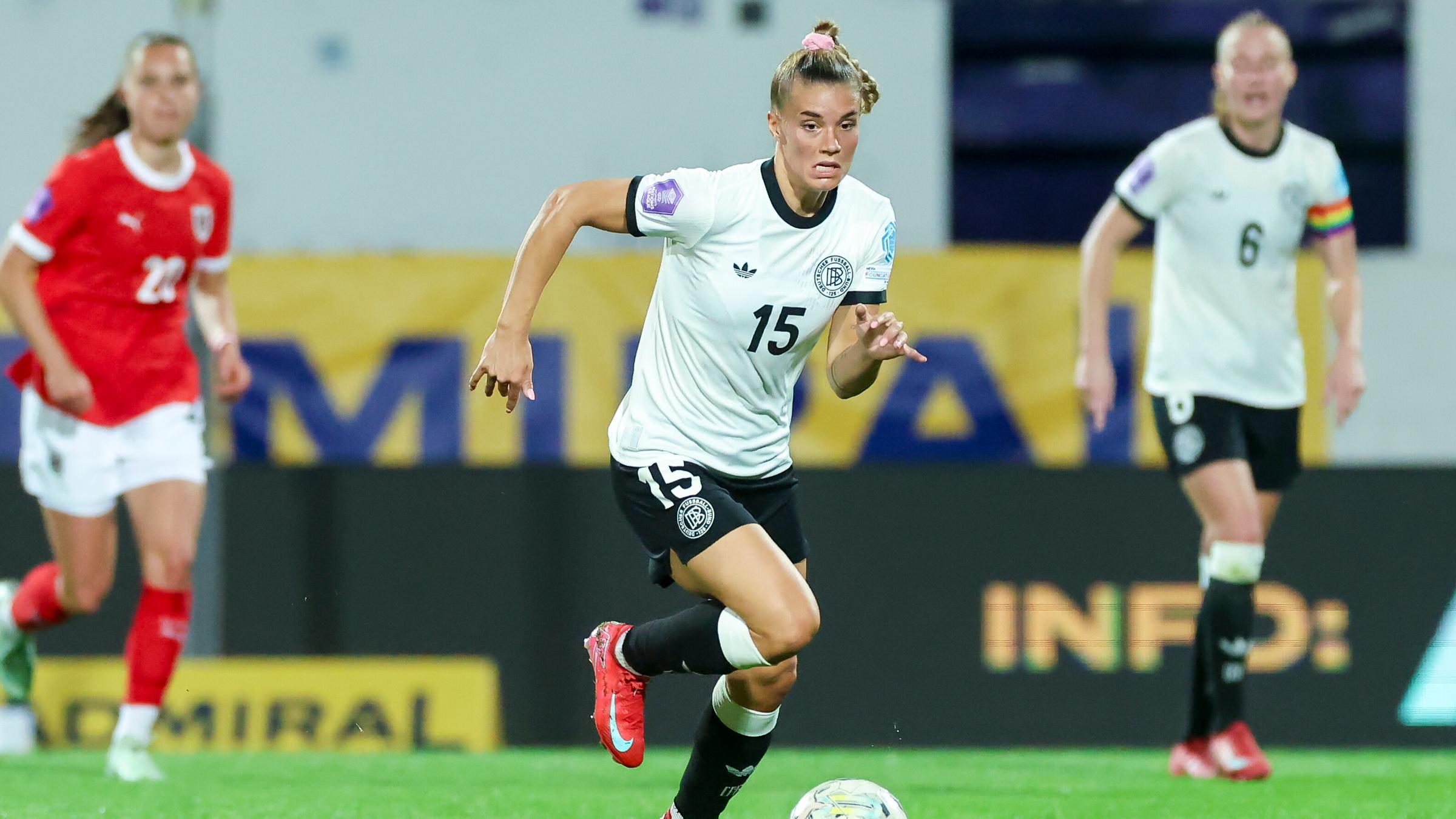 Selina Cerci rennt mit dem Fußball übers Feld