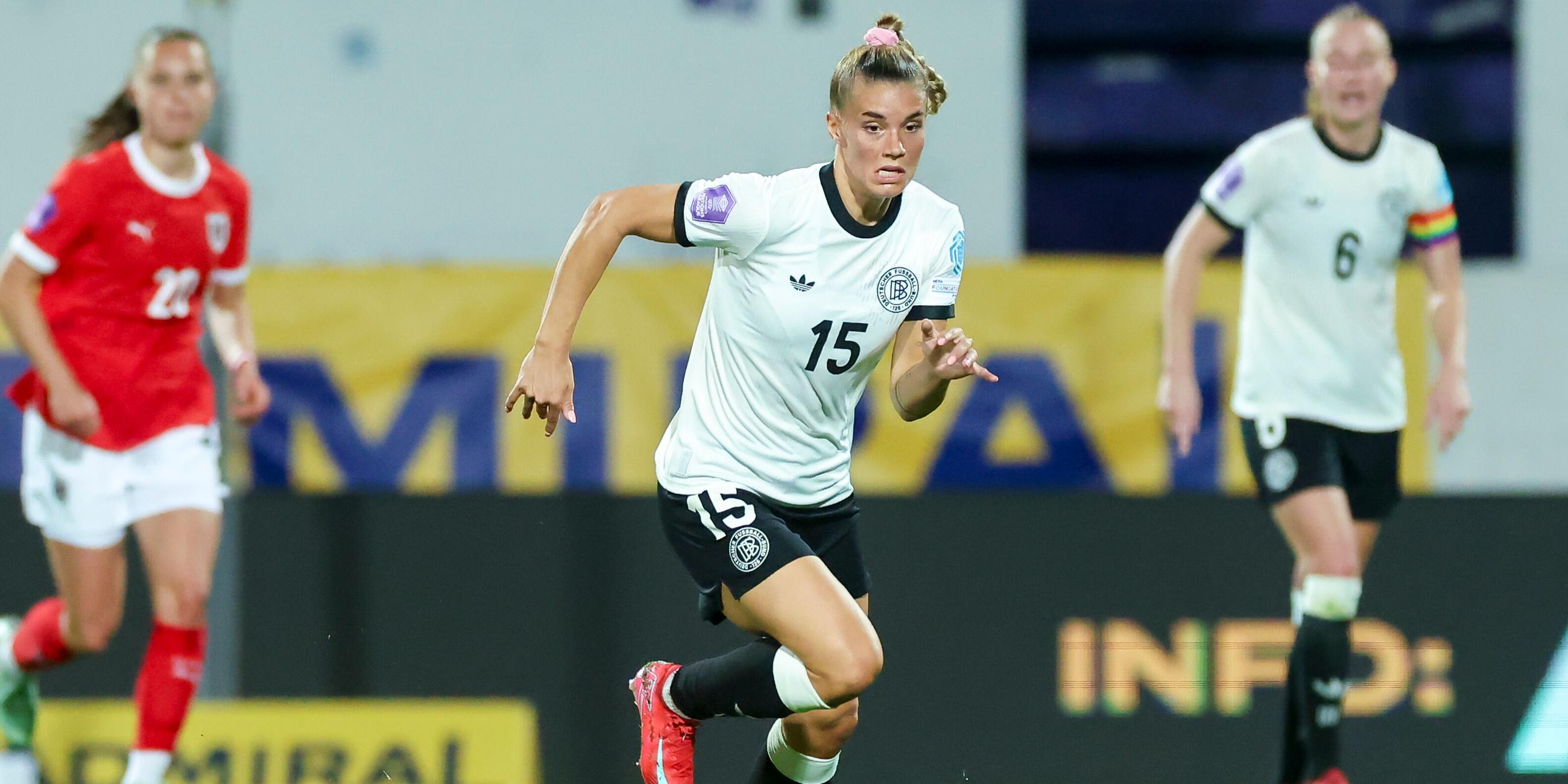 Selina Cerci rennt mit dem Fußball übers Feld