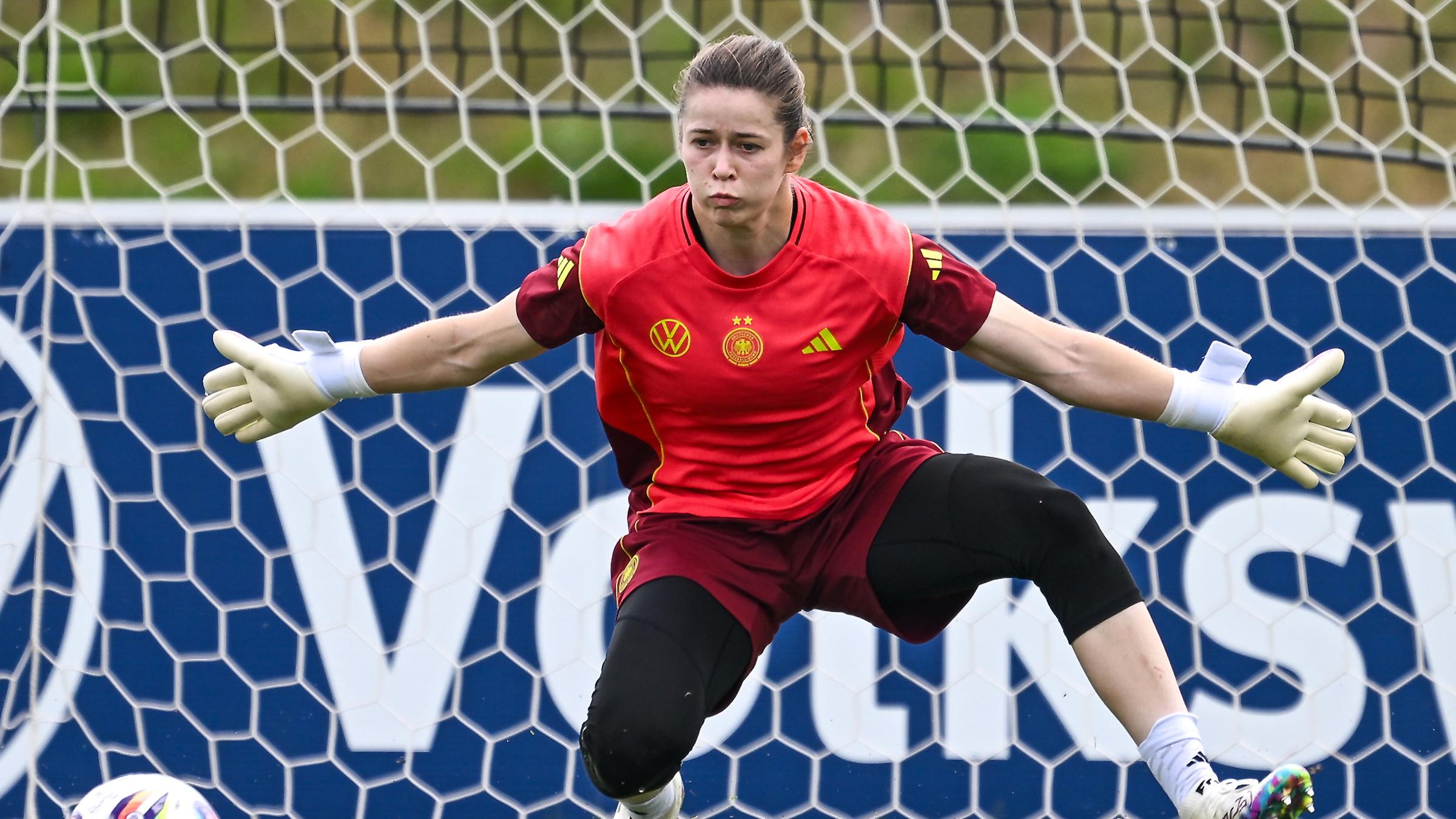 Stina Johannes steht mit ausgebreiteten Armen vor dem Tor