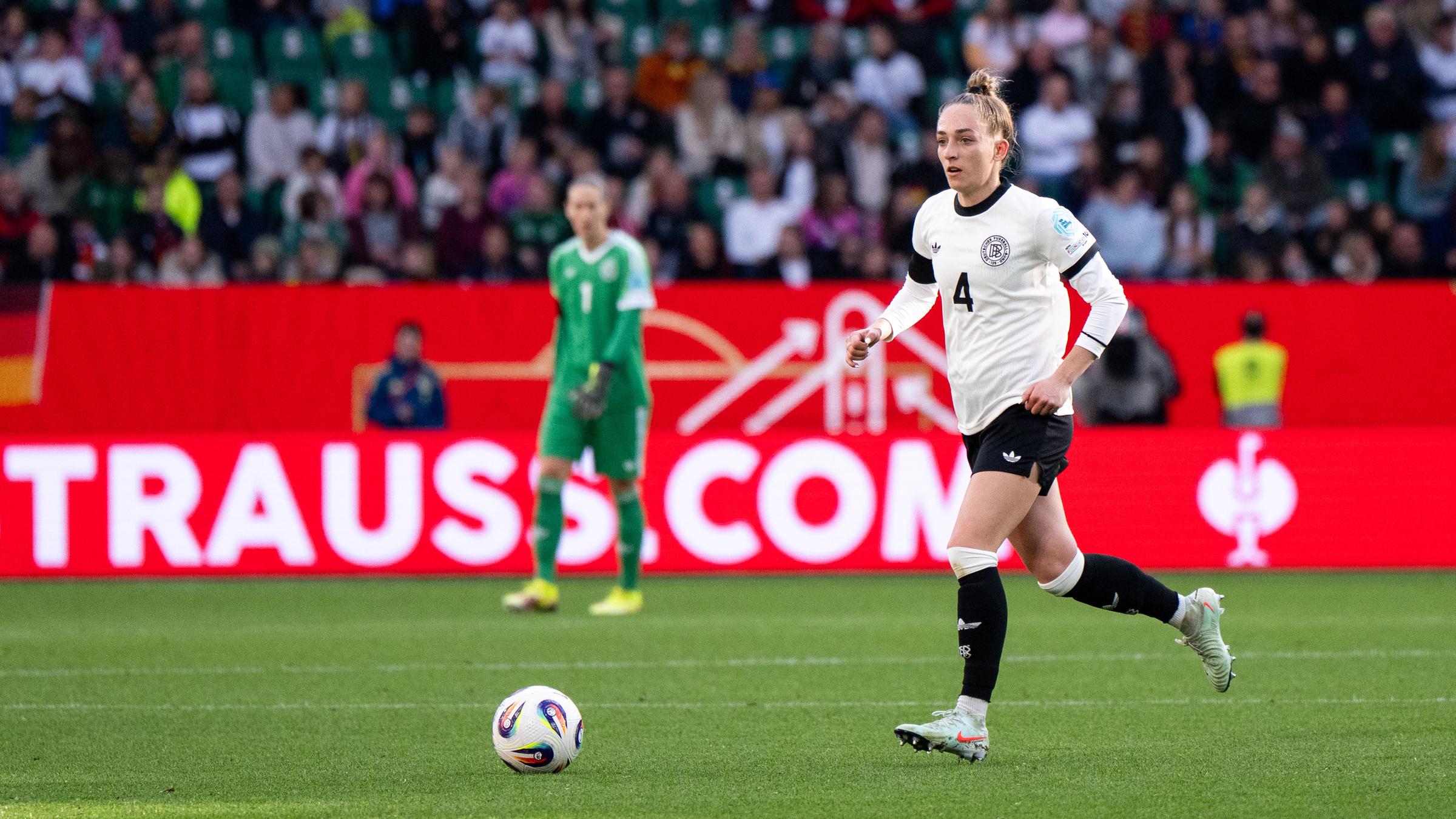Sophia Kleinherne ist am Ball und rennt nach vorne auf dem Fußballplatz