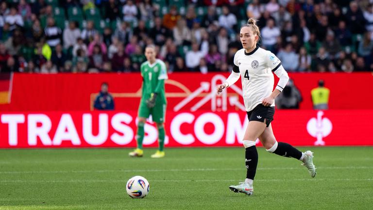 Sophia Kleinherne ist am Ball und rennt nach vorne auf dem Fußballplatz