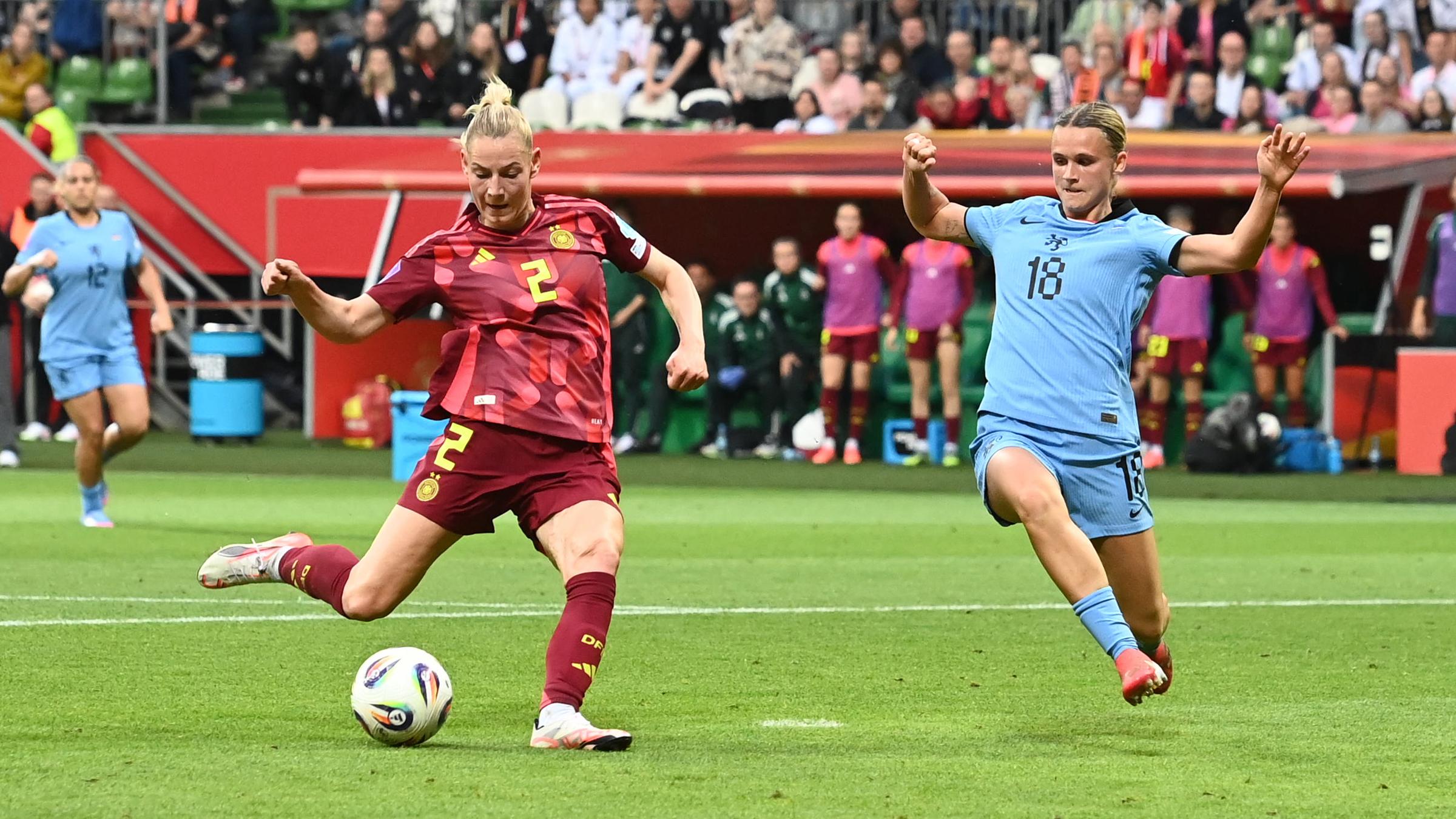 Sarai Linder spielt den Ball nach vorne auf dem Fußballplatz