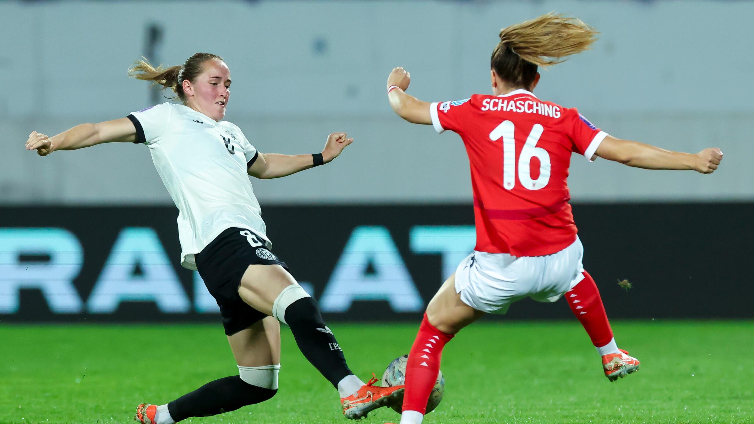Sydney Lohmann und Annabel Schasching kämpfen um den Ball