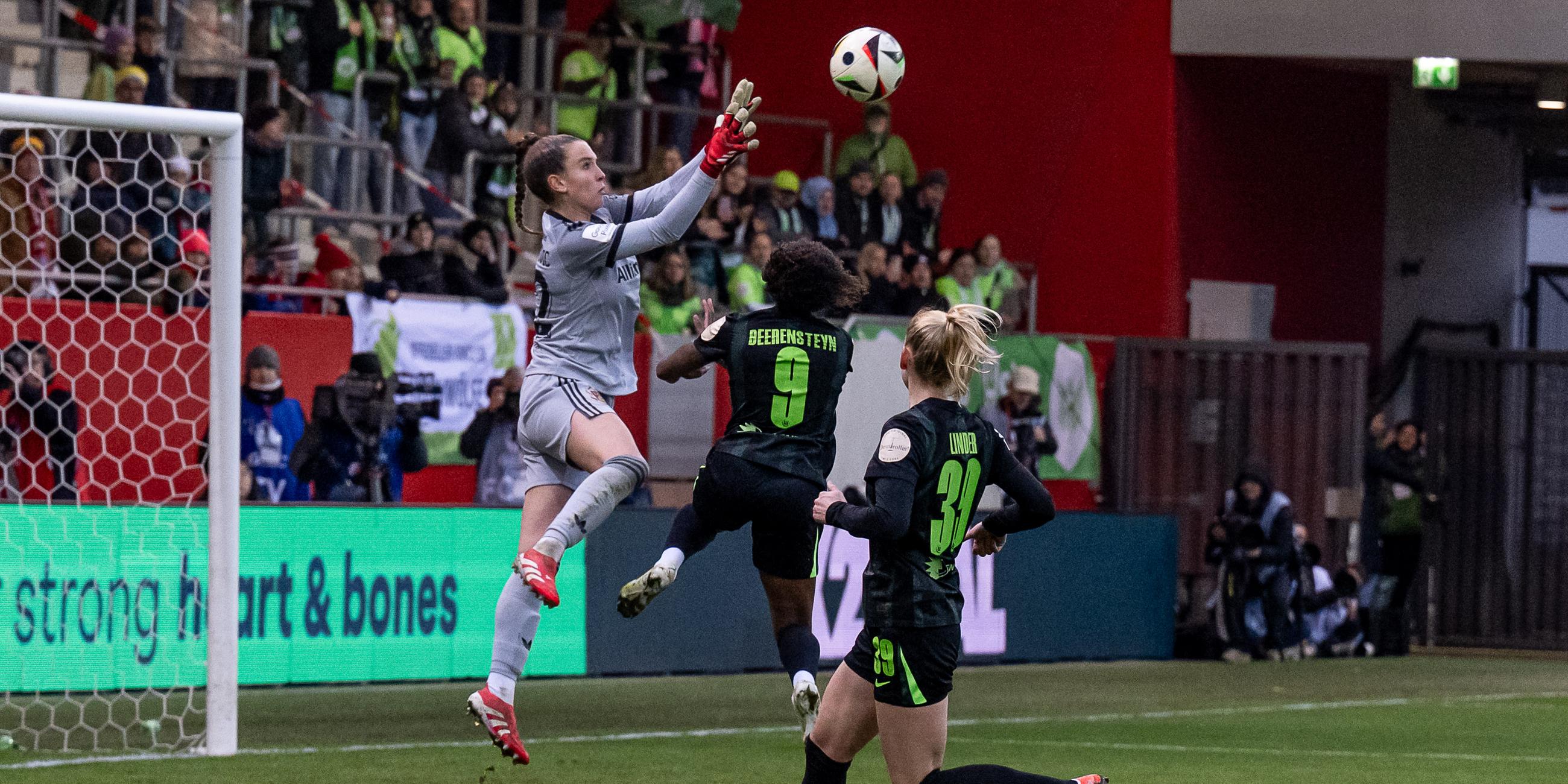 Ena Mahmutovic springt in die Luft, um den Ball zu fangen, sie ist vor dem Fußballtor