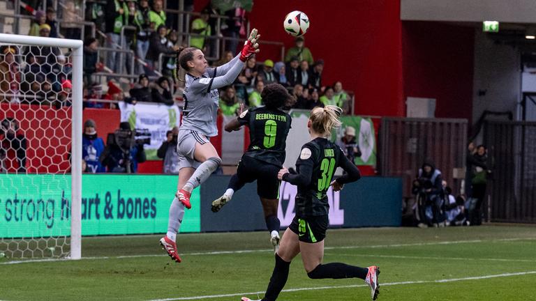 Ena Mahmutovic springt in die Luft, um den Ball zu fangen, sie ist vor dem Fußballtor