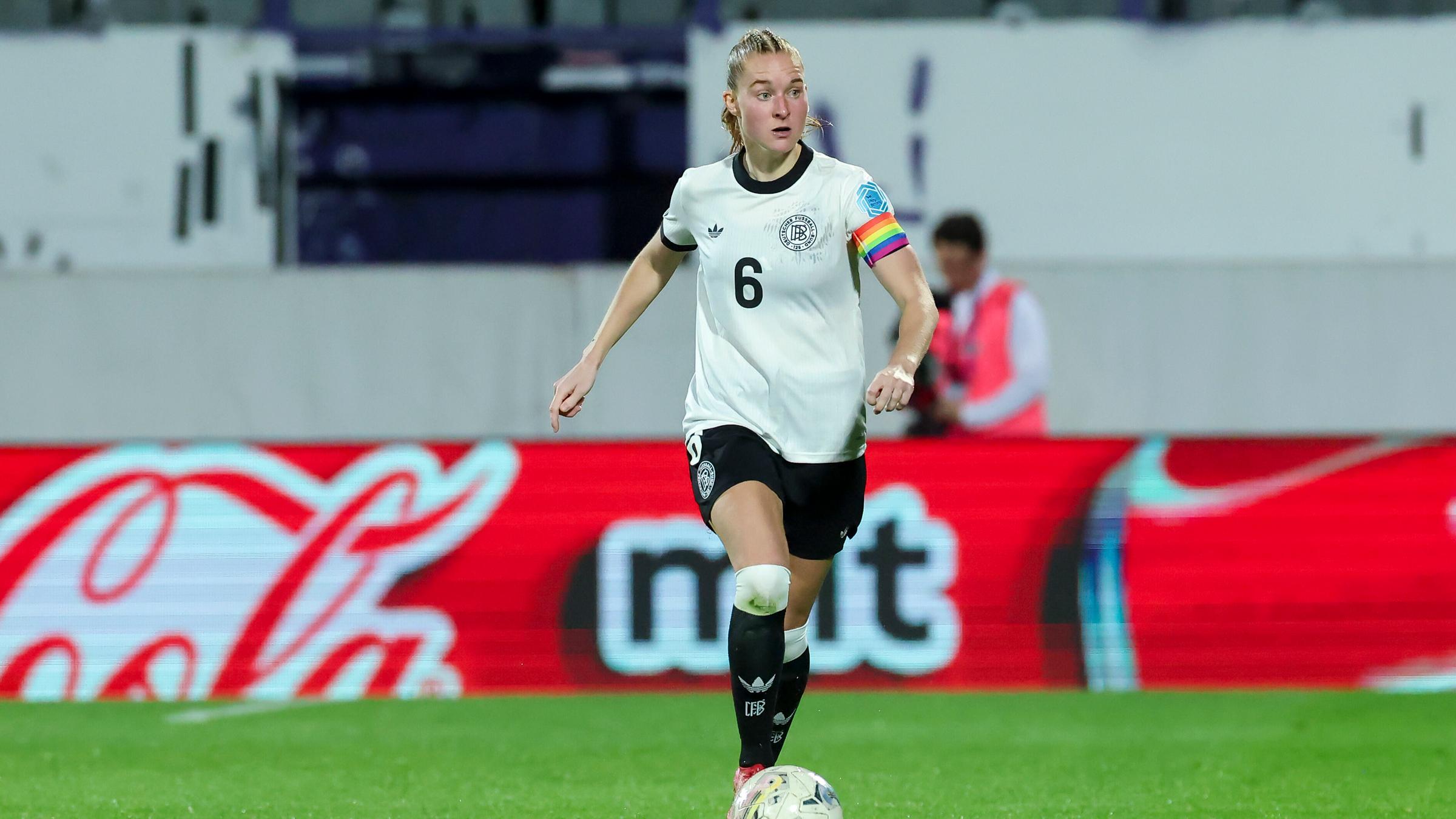 Janina Minge ist am Ball und blickt nach vorne auf dem Fußballplatz