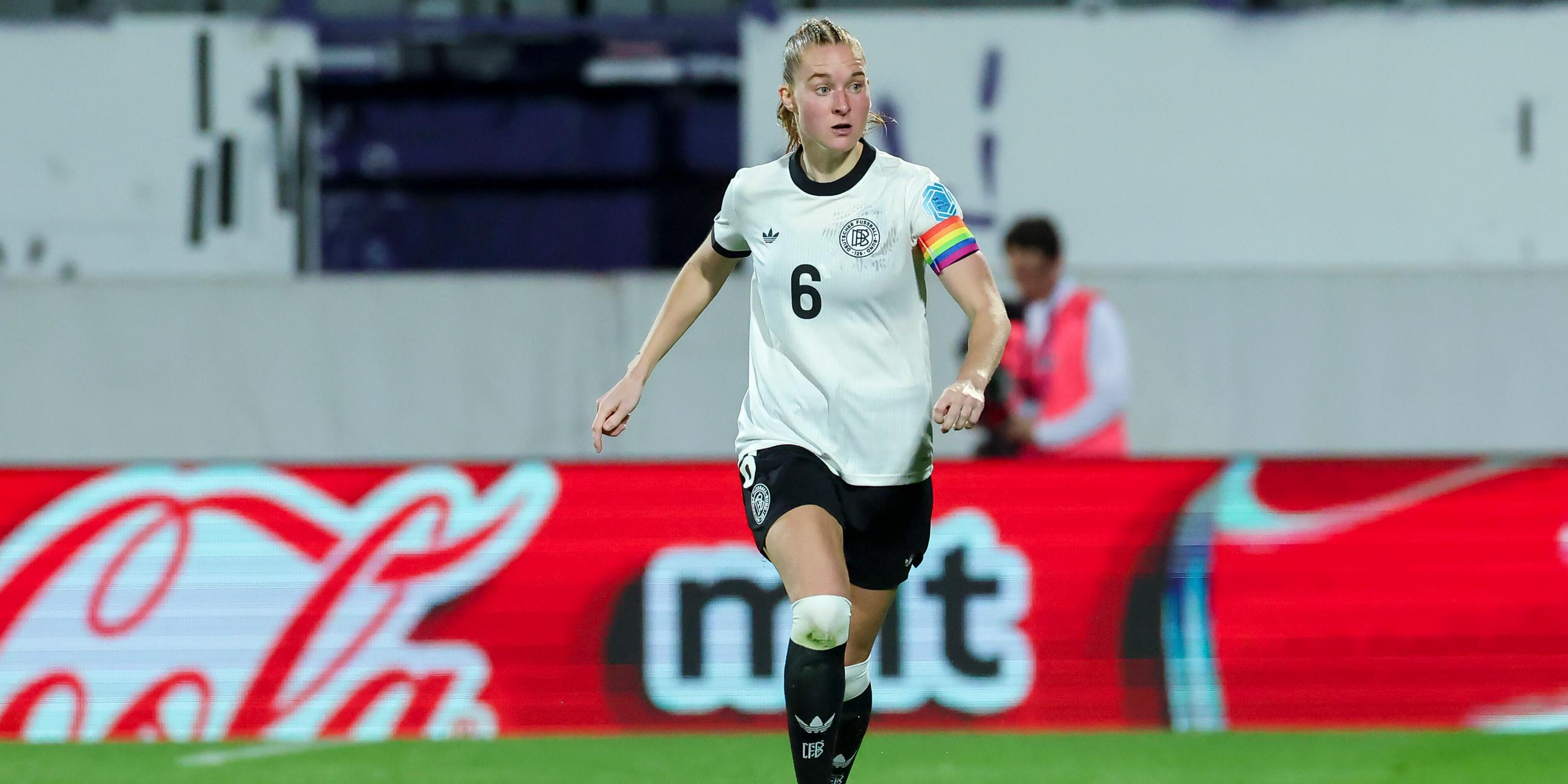 Janina Minge ist am Ball und blickt nach vorne auf dem Fußballplatz