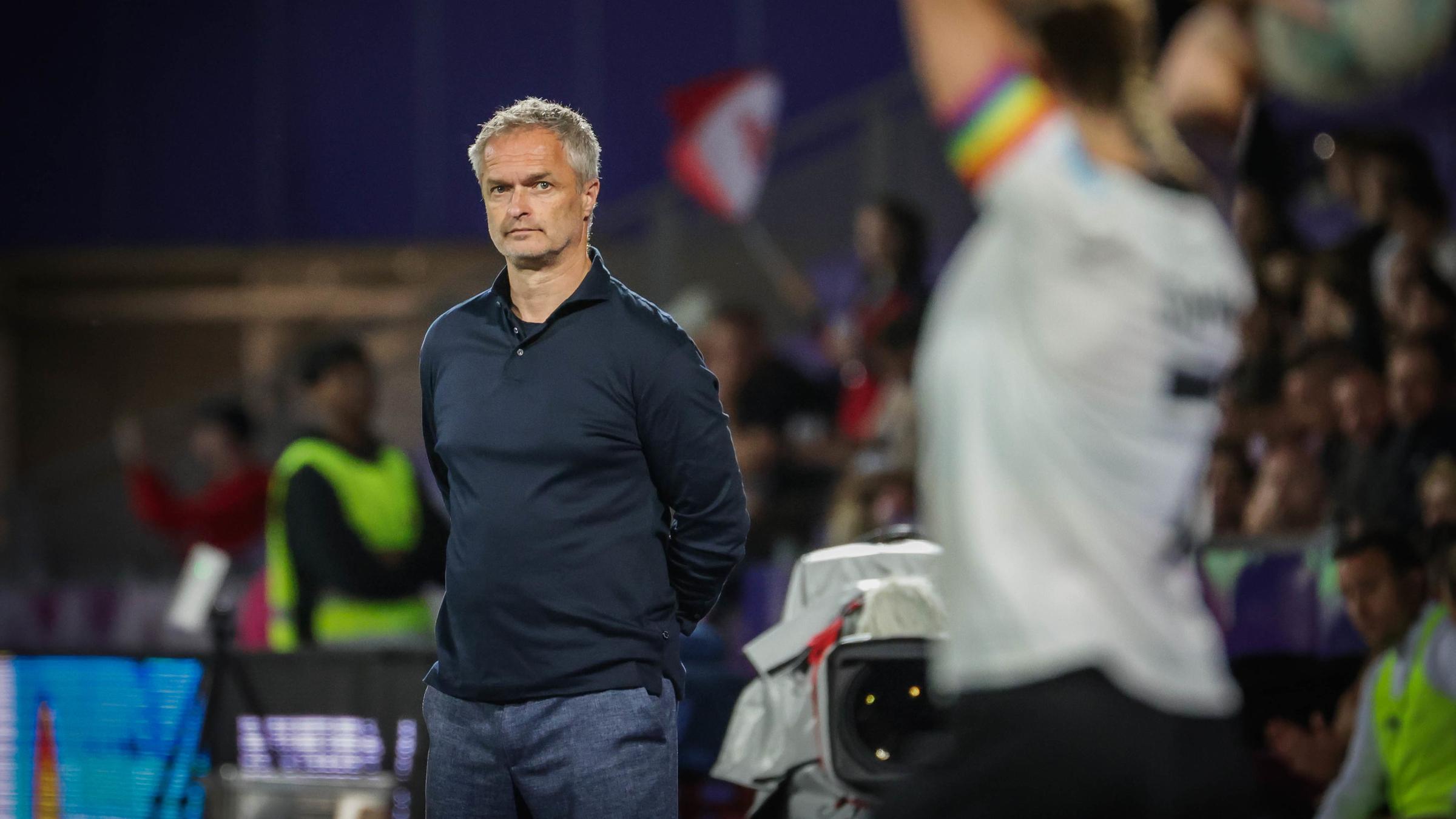 Christian Wueck schaut von der Seitenlinie auf den Fußballplatz