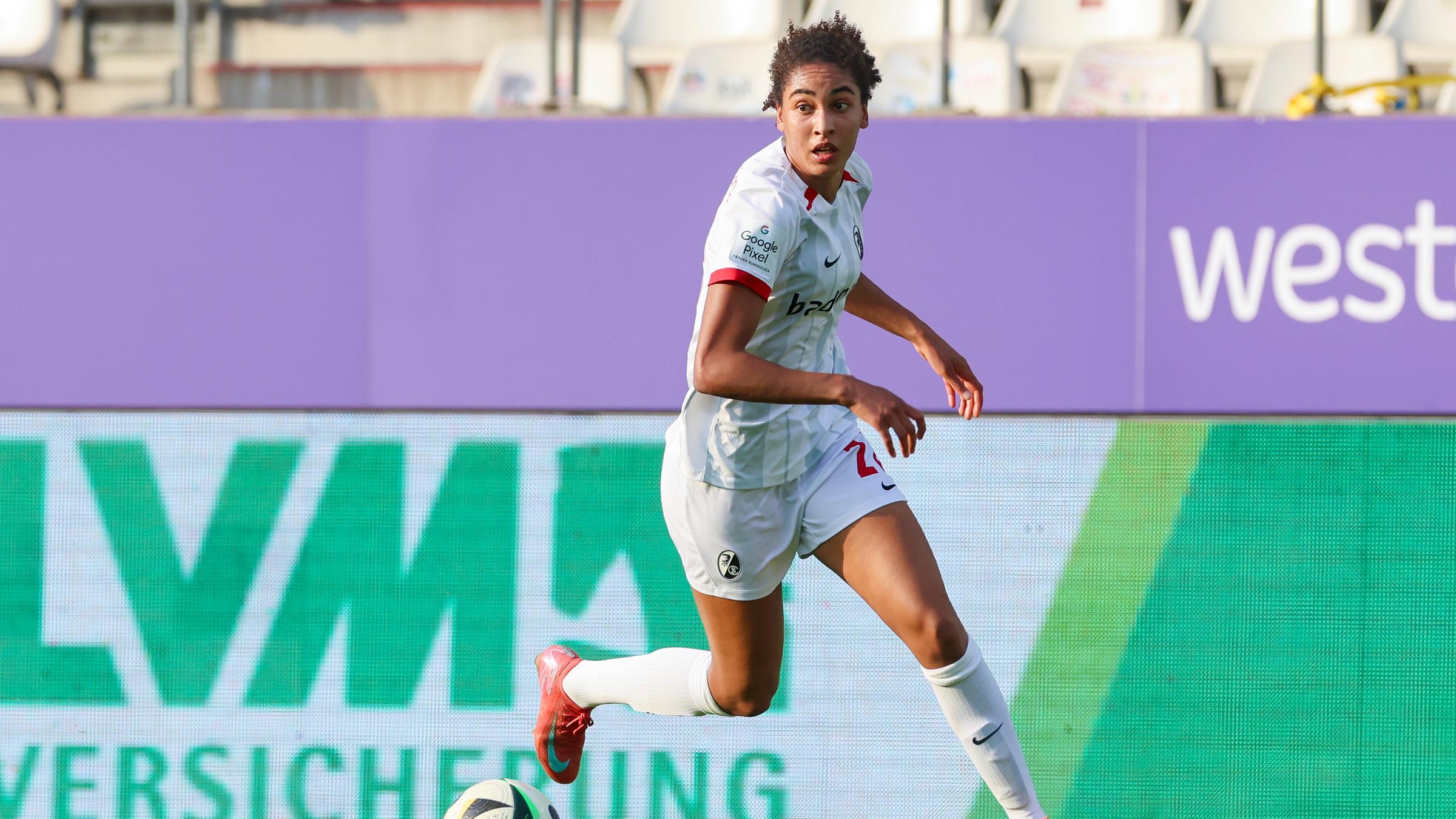 Cora Zicai schaut zur Seite auf den Ball auf dem Fußballplatz