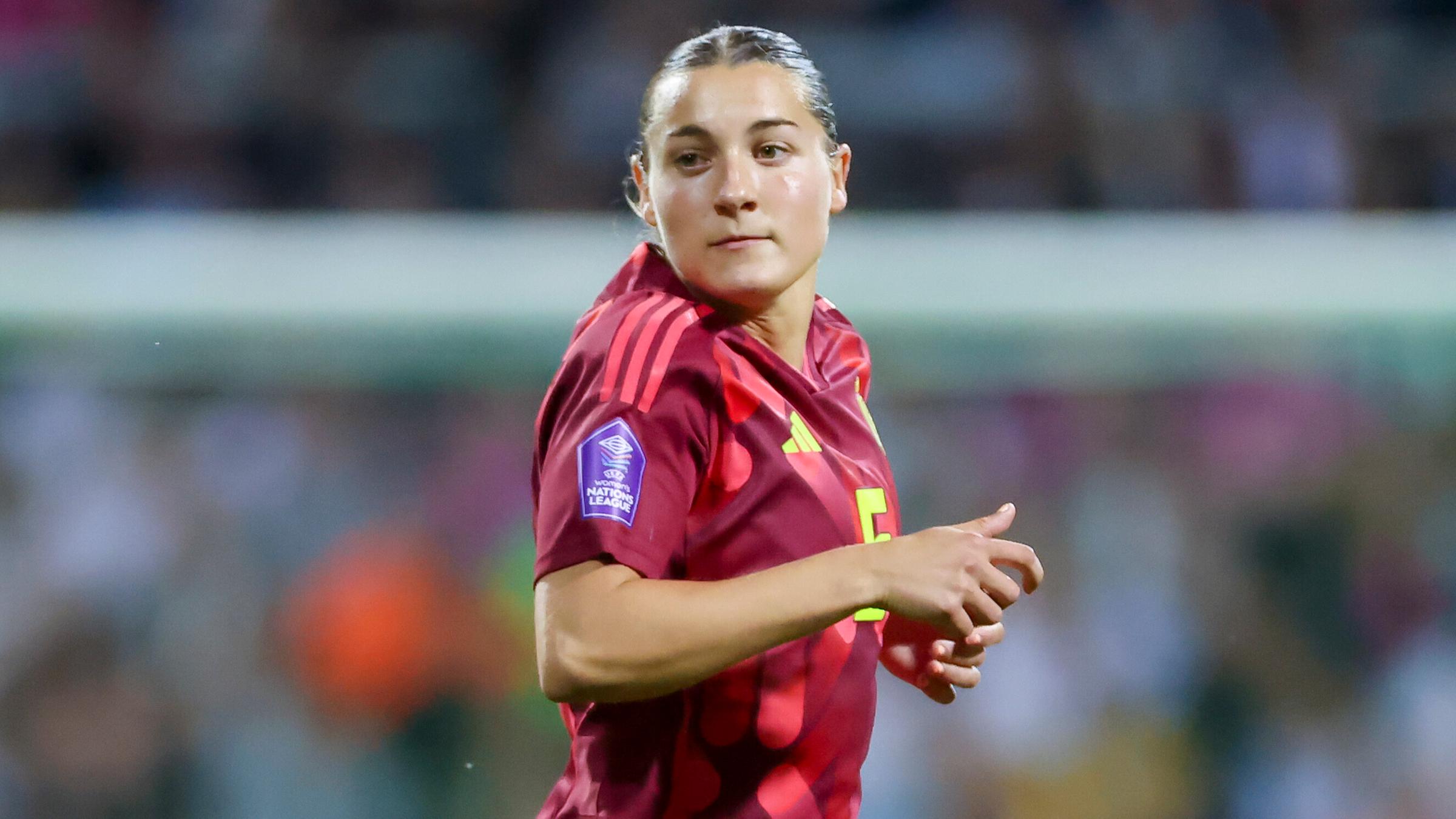 Carlotta Wamser blickt zur Seite auf dem Fußballplatz