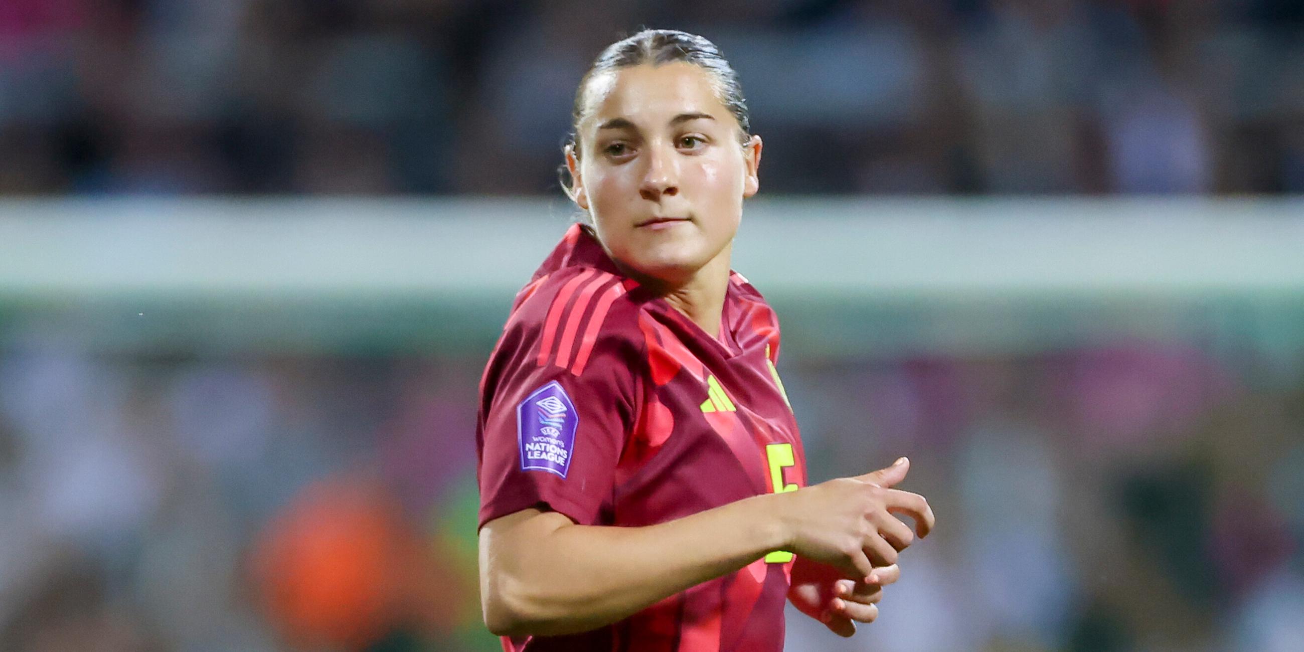 Carlotta Wamser blickt zur Seite auf dem Fußballplatz