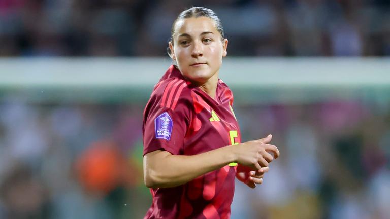 Carlotta Wamser blickt zur Seite auf dem Fußballplatz