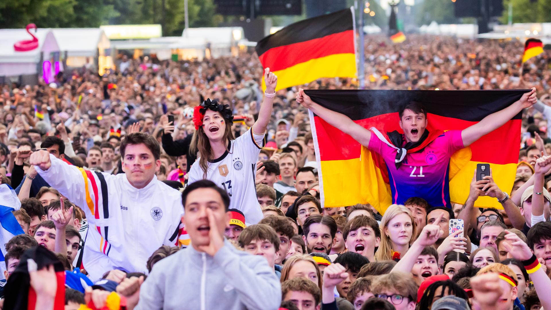 Deutschland-Fans feiern beim Public Viewing in der Fanzone am Brandenburger Tor 